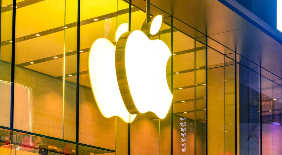 Retail.ru: Apple вернулся в топ-3 самых продаваемых брендов смартфонов онлайн в России  Всего за 10 месяцев 2024 г. в онлайне продали 10,9 млн смартфонов, что на 14% больше в годовом выражении.   Чаще всего приобретались китайские смартфоны Redmi  17%  и Realme  13% . 3-ю строчку вместе с Apple разделила китайская Tecno, на продажи которой пришлось также 12%.   4-е и 5-е места заняли китайские Infinix и Poco — 10 и 8% соответственно.