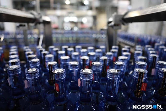 Стало известно какие продукты сильнее всего подорожали за первую неделю 2026 года По данным аналитиков сайта Ай Мониторинг сильнее всего в цене поднялась водка сразу на 47 рублей 5 9 Теперь за литр придется в среднем отдавать 845 рублей В тройку также вошли сливочное масло и яблоки они подорожали на 23 9 рубля 2 4 и на 12 6 рублей 7 9 соответственно Теперь килограмм масла обойдется в среднем чуть больше тысячи рублей а яблок 165 рублей Среди продуктов нашлись и те что стали дешевле Например килограмм варенной колбасы упал в цене на 13 рублей на 2 3 и стоит 555 6 рублей Следом идут сосиски которые стали дешевле на 6 5 рублей 1 2 цена за килограмм равна 519 7 рублей Замыкает тройку жирный творог теперь он стоит на 4 9 рубля 1 2 дешевле 419 рублей Будьте в курсе даже офлайн NGS55 в MAX