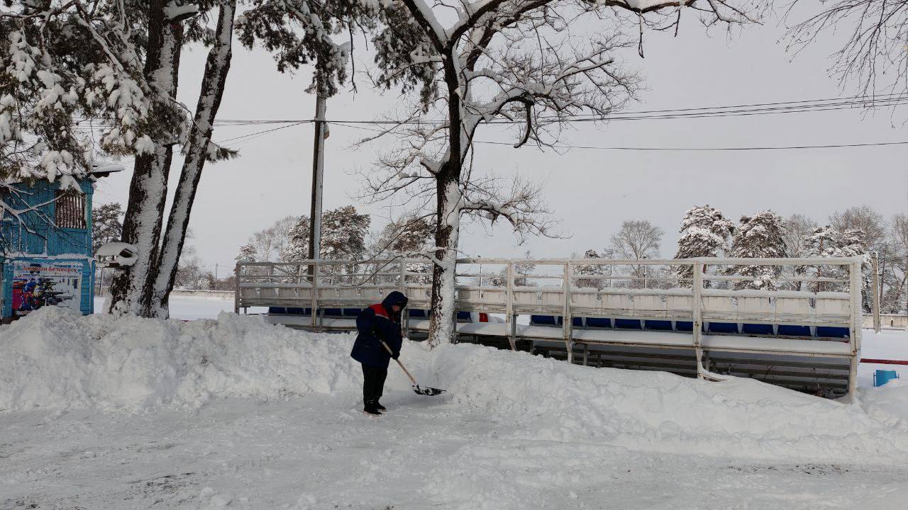 Несмотря на сложные погодные условия стадион «Локомотив» Белогорска продолжает готовить ледовые поля к сезону.   За пару дней на поле для катания на коньках площадью в 6 тысяч кв. м. выпал снег глубиной до 40 см.  Убираем всем коллективом. Не только ледовую площадку для коньков, но и хоккейную коробку, дорожки для биатлона, - говорит директор стадиона Наталья Камаева. - Всего вручную предстоит убрать по приблизительным подсчетам около 20 тыс кв.м площади учреждения. Сложно, устали, но иного выхода нет. Будем работать до последнего. Вчера весь день чистили подходы к зданию. Сегодня чистим поле.