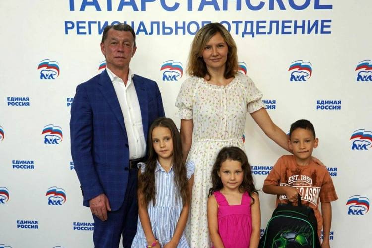 Депутаты Госдумы дали старт акции «Помоги собраться в школу» в Татарстане Депутаты Государственной Думы запустили традиционную акцию «Помоги собраться в школу» в Татарстане. Председатель Комитета Государственной Думы по экономической политике Максим Топилин стал первым, кто вручил школьные рюкзаки казанской многодетной семье Морозовых. Школьные портфели с необходимыми принадлежностями получили близнецы-первоклассники Арсений и Ариана. Через месяц они впервые пойдут в гимназию №93 Советского района Казани – ту же школу, которую когда-то окончил их отец. «Об акции мы узнали из социальных сетей. Решили подать заявку, и, честно говоря, даже не ожидали, что нас пригласят на вручение портфелей. Мы очень благодарны за такие подарки. Впервые пойти в школу – это волнительно и для детей, и для родителей. Надеемся, что наши дети в школу будут ходить за знаниями с удовольствием. Тем более – с такими портфелями», — рассказала мама первоклассников Вера Морозова. Максим Топилин лично пообщался с семьей. Родители воспитывают троих детей. Старшие увлекаются спортом: девочка занимается художественной гимнастикой, а мальчик – спортивной гимнастикой. Младшая дочь Карина, которой 4 года, также получила подарок от депутата – творческий набор для рисования. Подписаться Сообщить новость