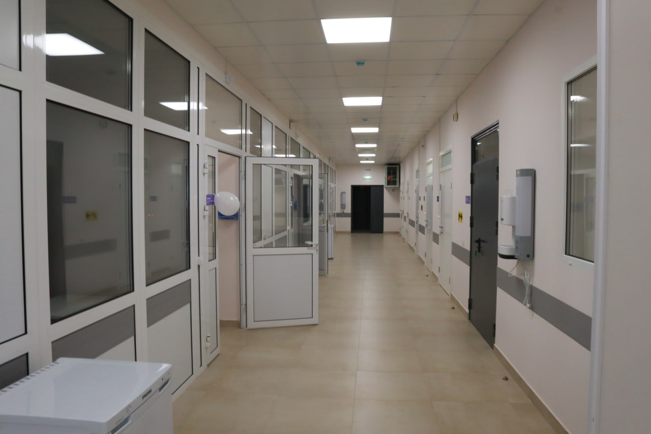 В Белогорской ЦРБ завершен капитальный ремонт инфекционного отделения    Здесь обновили инженерные сети, заменили окна, двери и кровлю. На объекте установлены вентиляция, кондиционеры, система пожарной и охранной сигнализации, лифт и подъёмник. Все палаты — боксированные, с санузлами.    Двухэтажное здание обновленного инфекционного отделения рассчитано на 25 коек. Здесь оснащены процедурная, ординаторская, пищеблоки, кабинет заведующего и комната отдыха. Установлена современная мебель, техника.  Источник: тг-канал главы администрации Белогорского района Дмитрия Чумакова  #РеспубликаКрым