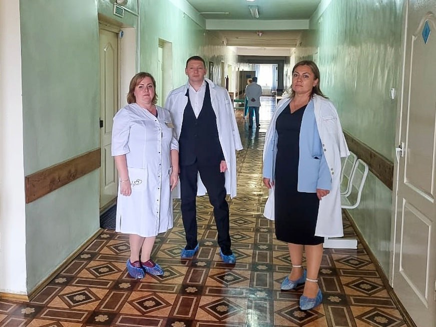 В прошлом году в Хвойнинской ЦРБ завершен капитальный ремонт Работы выполнили по региональной программе «Модернизация первичного звена здравоохранения» нацпроекта «Здравоохранения». На проведение работ из федерального и регионального бюджетов направлено почти 19 миллионов рублей. В отремонтированных помещениях стало удобно и комфортно пациентам и самим медицинским сотрудникам. Для привлечения узких специалистов больница заключает целевые договоры на обучение с будущими медиками. Сейчас три целевика получают образование. В этом году один выпускник должен прийти работать в больницу в качестве врача-офтальмолога. До конца этого года по нацпроекту «Продолжительная и активная жизнь» в Хвойнинском районе планируют установить 7 фельдшерско-акушерских пунктов и 1 врачебную амбулаторию на общую сумму 36 миллионов рублей. Медпункты на селе будут оснащены современным оборудованием, укомплектованы специалистами. Одна из основных задач регионального правительства, чтобы медицинская помощь для жителей удаленных поселков, сел и деревень стала более качественной и доступной.