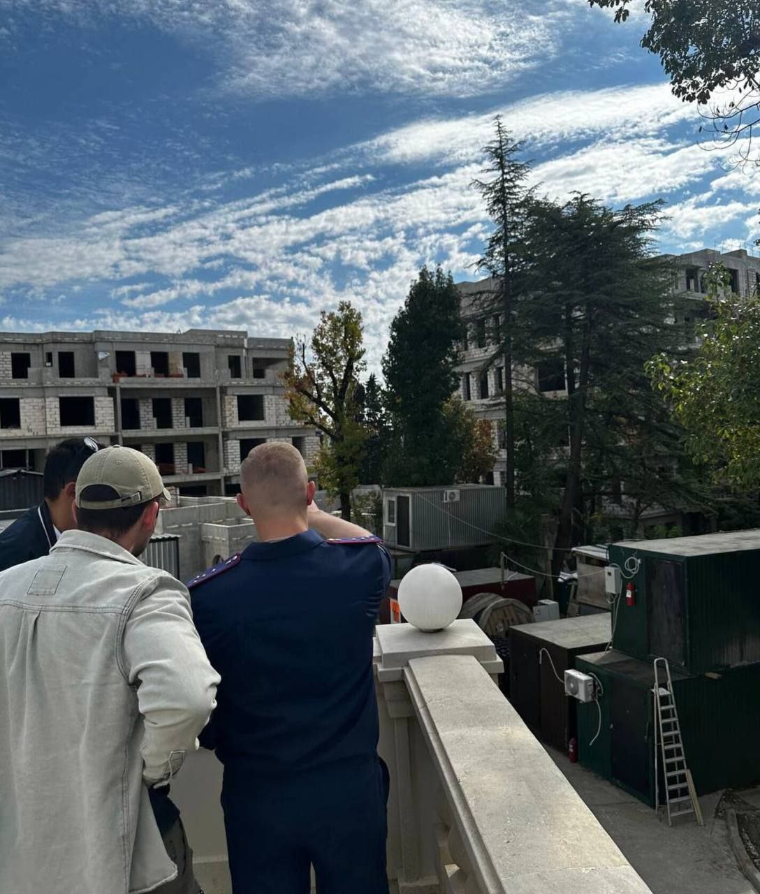 В Краснодаре замначальника управления краевой администрации предстанет перед судом за махинации с объектом культурного наследия. СК завершил расследование дела в отношении замначальника управления охраны объектов культурного наследия краевой администрации. Её обвиняют в злоупотреблении должностными полномочиями ч. 3 ст. 285 УК РФ , из-за чего культурному объекту нанесён ущерб более чем на 320 млн рублей. По данным следствия, чиновница незаконно уменьшила границы охраняемого санатория им. Кирова, на территории которого в Великую Отечественную войну располагались госпитали. После этого участок передали под застройку, и там вырос жилой комплекс. В обмен на содействие фигурантке позволили купить 9 помещений по заниженной цене. На имущество обвиняемой и её сообщников наложен арест — более 1 миллиарда рублей. Сейчас она находится под стражей. Дело направлено в суд, сообщает СК