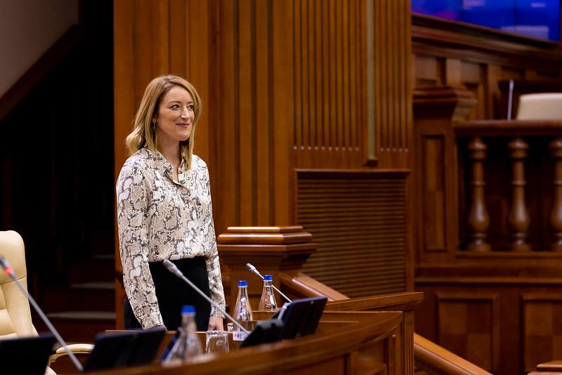 Роберта Мецола приедет в Кишинев в ноябре и выступит в парламенте Председатель Европарламента посетит Молдову 6 7 ноября сообщил Игорь Гросу на Moldova 1 Роберта Метсола выступит с речью перед парламентариями и обсудит с ними открытие переговоров по присоединению страны к ЕС Ранее она выступала в парламенте Молдовы в ноябре 2022 года Подпишись на Moldova Liberă