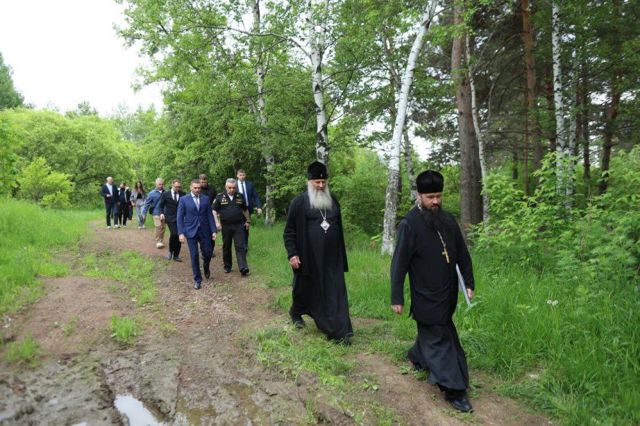 Дмитрий Демешин посетил Казанский храм-памятник воинской славы Деревянная церковь располагается на улице Тихоокеанской в Хабаровске. Она построена недавно, ее освящение прошло в сентябре прошлого года. На территории прихода, который станет частью большого храмового комплекса, планируется возведение аллеи Славы с именами погибших воинов. В настоящее время на сайте храма ведется создание виртуальной аллеи памяти с фотографиями и биографиями участников СВО. Родные и близкие павших защитников могут присылать биографии и фотографии своих героев на специальный почтовый ящик: khv-memory .ru. Храмовый комплекс будет включать также кадетскую школу и храм, посвященный Победе во Второй мировой войне. Глава региона осмотрел территорию, где мог бы разместиться будущий храм. Дмитрий Демешин подчеркнул, что местом для строительства должна стать самая высокая точка земельного участка, чтобы купола церкви встречали всех, кто въезжает в город со стороны Амурского моста.