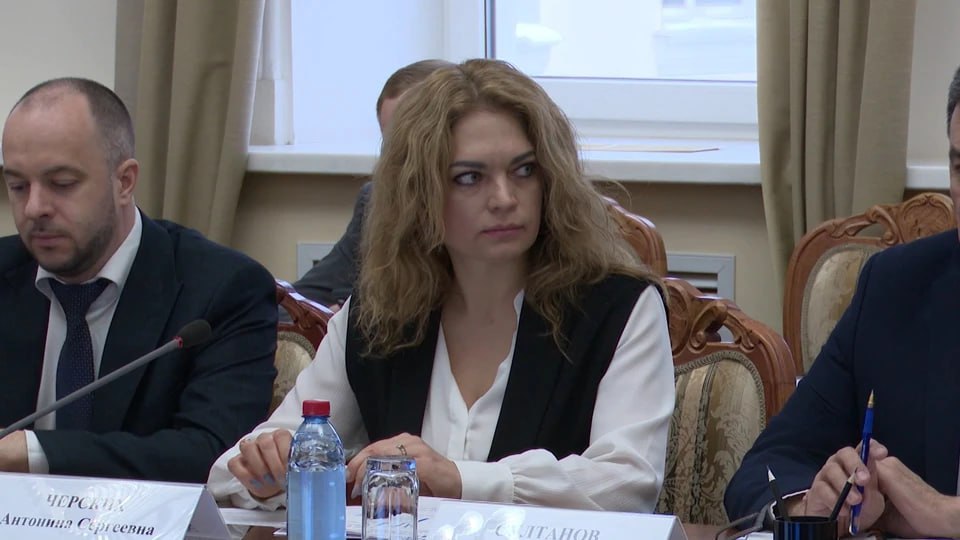 Антонина Черских возглавила Минтранс Рязанской области Министром транспорта и автомобильных дорог Рязанской области стала Антонина Черских До этого она была заместителем министра Павла Супруна который одновременно работает в должности зампреда регионального правительства и теперь прекратил совмещение Черских в новом качестве губернатор Павел Малков представил на заседании кабмина 20 января Он назвал порученное ей направление одним из важнейших Большие объемы Несколько ключевых инфраструктурных проектов важнейших для региона Это новый мост через Оку Южный обход Рязани и некоторые другие Есть серьезнейшая федеральная поддержка При этом мы завоевали определенную репутацию на федеральном уровне авторитет Делаем все вовремя с хорошим качеством поэтому вот эту планку обязательно нужно держать высказался Малков