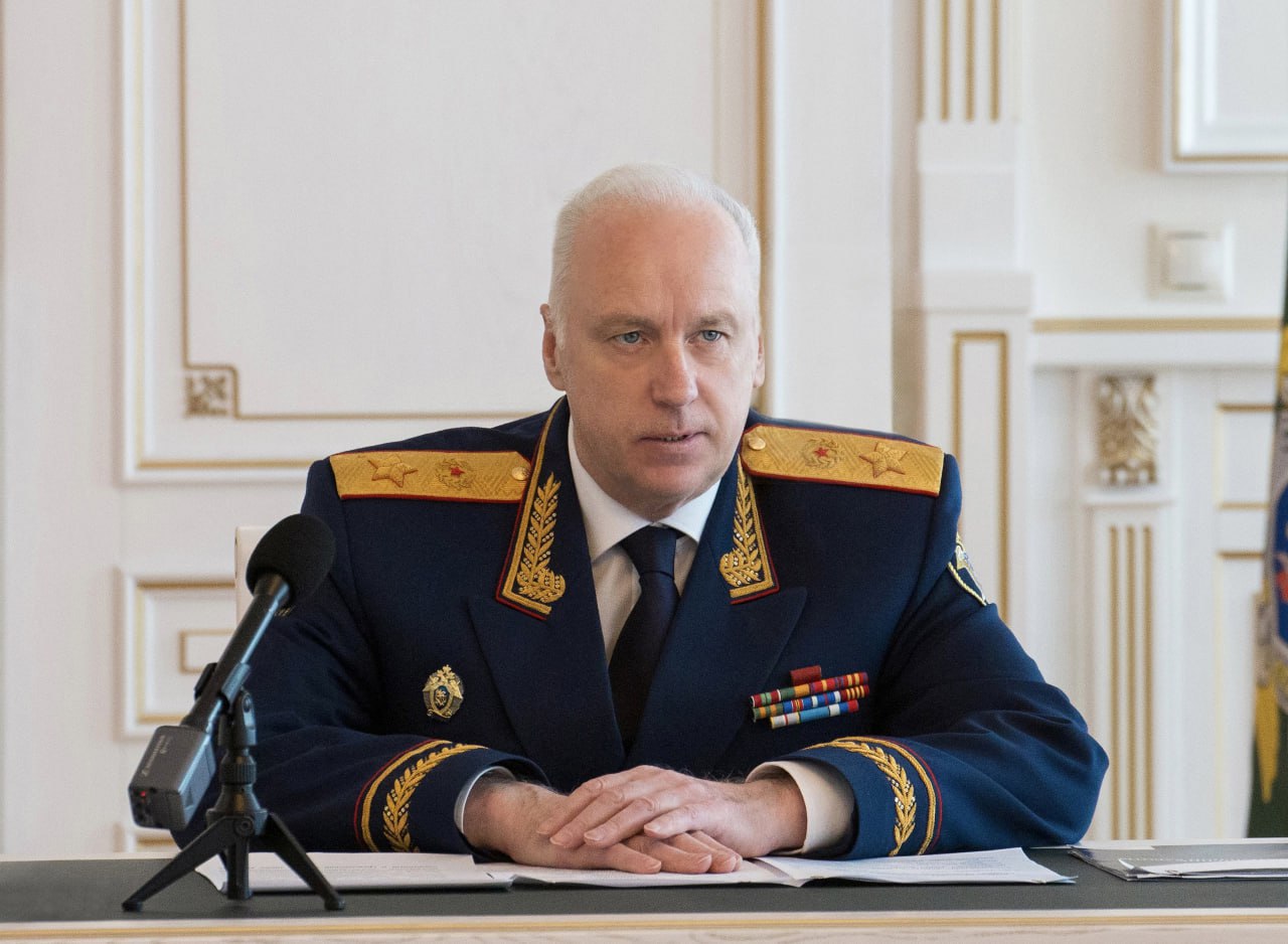 Бастрыкин запросил доклад по делу об избиении малыша в приюте в Башкирии Председатель СК РФ Александр Бастрыкин поручил разобраться в ситуации с избиением трехлетнего ребенка в соцучреждении Чекмагушевского района. «В социальных медиа опубликована видеозапись, на которой запечатлены противоправные действия подростка в отношении малолетнего ребенка. Отмечается, что события происходили в одном из социальных учреждений Чекмагушевского района»,— говорится в пресс-релизе. По факту инцидента СУ СК РФ по Республике Башкортостан возбудило уголовное дело о халатности. Бастрыкин потребовал от главы ведомства Владимира Архангельского доложить о ходе расследования и выявленных обстоятельствах. Напомним, что инцидент произошёл вчера. Видео, на котором 13-летний подросток избивает трёхлетнего мальчика, разлетелось по соцсетям. Причиной конфликта стало то, что малыш взял без разрешения вещь старшего воспитанника. Тот ответил ударами по лицу и пинками Обратная связь Подписаться