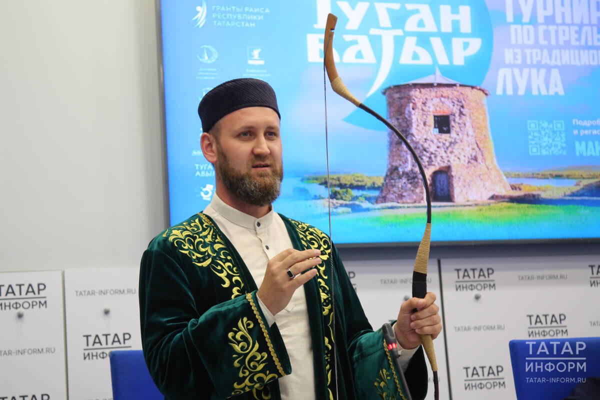 Всероссийский конкурс по стрельбе из традиционного лука «Туган батыр» пройдет 2 августа в Елабужском городище Подробности фестиваля-турнира организаторы рассказали на пресс-конференции «Татар-информа». Спортивный и культурный проект появился в 2022 году. Он привлекает внимание не только местных жителей, но и участников из самых удалённых уголков страны и ближнего зарубежья. «Для нас это масштабное событие, которое привлекает большое количество туристов в наш регион», — рассказал журналистам основатель проекта «Туган батыр», соучредитель комплекса «Туган авылым» Радик Абдрахманов. В прошлом году турнир посетило около 10 тысяч человек, а участие приняли 90. В этом году организаторы ожидают, что гостей и участников будет гораздо больше. Регистрация на участие в турнире идет до 20 июля, уже сейчас свои заявки отправили более 50 лучников из Башкортостана, Астрахани и Омска. Имам-мухтасиб Елабужского района Халим Шамсутдинов напомнил, что участникам будет необходимо облачится в национальную одежду. Стрельба будет осуществляться из традиционного лука лук, изготовленный из дерева, приближенный к историческим образцам, без оптических приспособлений и полочки для стрелы . Соревнования пройдут в нескольких дисциплинах: всадник, стрельба с колена, биатлон, атака, классическая стойка, на скорость, турецкая пута и джамба. Последняя дисциплина — новинка сезона. Победителей будут выбирать в нескольких категориях: мужчины/женщины, мастера/новички, 15 лет и младше/16 лет и старше. Для гостей турнира будет сооружен палаточный городок и пройдет ярмарка ремесел. В интерактивных зонах и на мастер-классах каждый сможет окунуться в атмосферу древних традиций. Также посетители палаточного городка смогут принять участие в конкурсе на лучший этнонаряд.