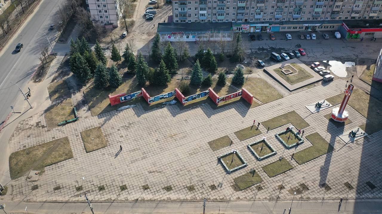 Глава Рыбинска рассказал, кто будет ремонтировать один из самых важных объектов города в этом году. В год 80-летия Победы начнет преображаться площадь Маршала Жукова. Как заявил Дмитрий Рудаков, подрядчик уже готов приступить к работе на следующей неделе. Первый этап капитального ремонта - демонтаж старого покрытия. Подрядная организация получила от главы города хорошую оценку. Компания уже выполняла ремонт Волжского парка, улицы Бульварной, сквера на Суркова. Как рассказал Дмитрий Рудаков, "нареканий к выполненным работам нет. Все текущие замечания устраняются своевременно, в рабочем режиме. Рассчитываем на такой же подход и к работам на площади Маршала Жукова". План благоустройства впечатляет. На площади должно появится много зелени, плоскостной фонтан, а также памятник советскому маршалу.