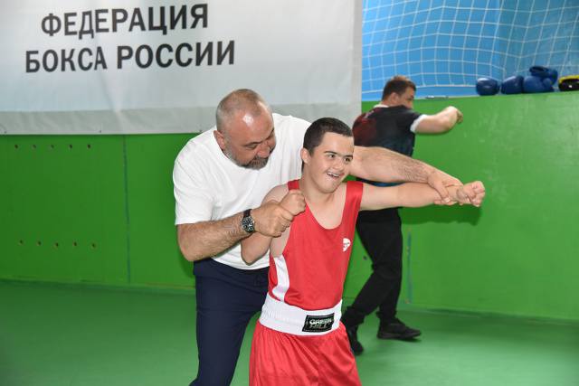В понедельник двукратный олимпийский чемпион Алексей Тищенко, олимпийский чемпион Александр Лебзяк, чемпион Европы Андрей Баланов и мастер спорта международного класса Ахмедхан Адилов провели мастер-класс по боксу в Специальной школе-интернате №3 для детей-сирот и детей, оставшихся без попечения родителей. Алексей Тищенко рассказал: «Провели беседу и немного потренировались с ребятам. Детский дом необычный, коррекционный, там дети – с различными проблемами со здоровьем. Но при этом у них есть секция бокса, есть тренер, который с ними занимается. Бокс детям очень нравится, и сегодня они были просто счастливы нас видеть, не хотели отпускать» Отдай свой голос боксу!
