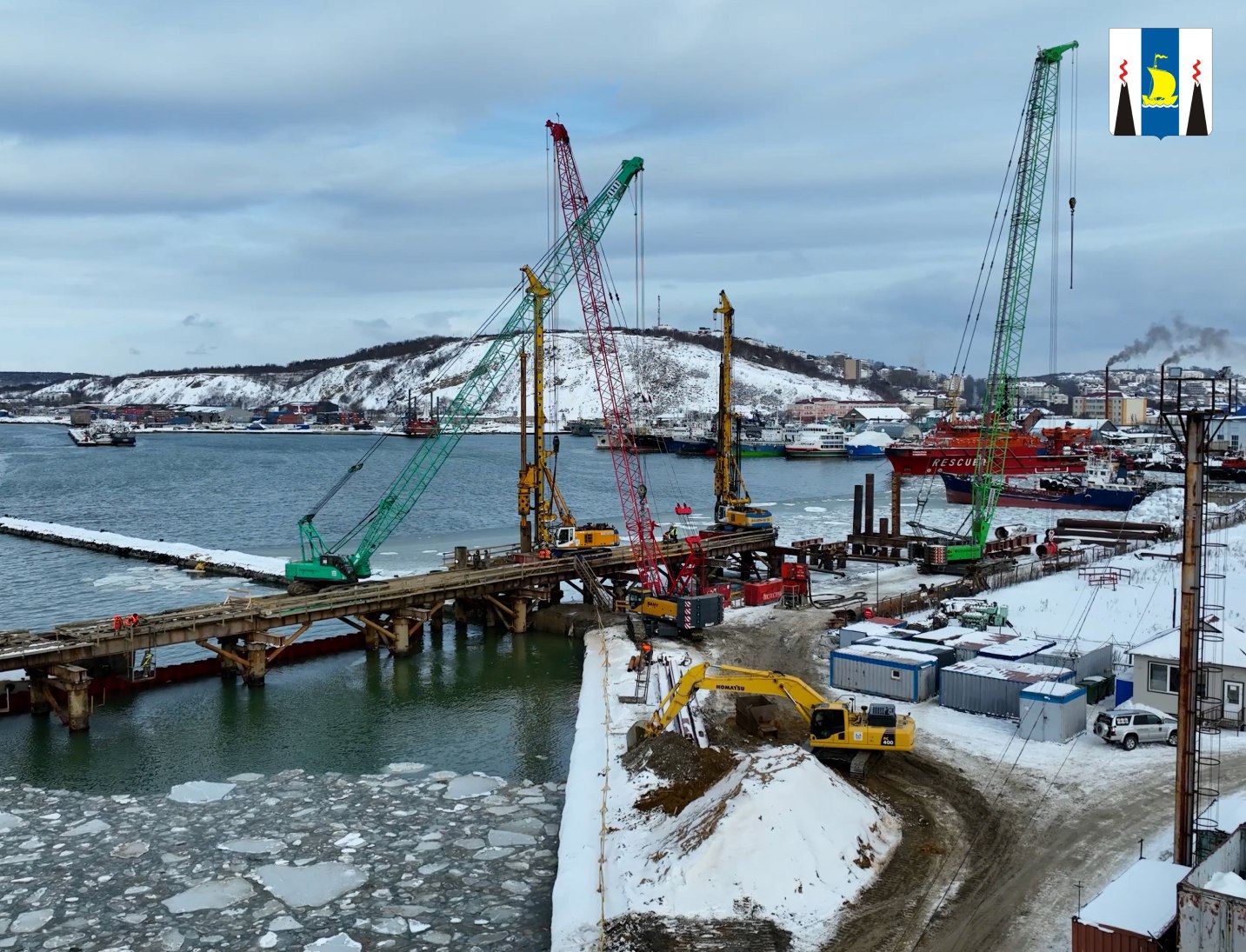 Второй этап реконструкции Корсаковского морского торгового порта начнется летом 2026 года На Сахалине продолжается масштабная модернизация Корсаковского порта Параллельно с реконструкцией причалов начинаются работы по дноуглублению акватории подготовительные гидротехнические работы запланированы на май июнь 2026 года Ключевая задача модернизации Корсаковского морского торгового порта создание глубоководного порта убежища который может стать частью Трансарктического транспортного коридора Это в первую очередь развитие островной экономики промышленности и создание новых рабочих мест Добиться столь высоких темпов реализации проекта удалось благодаря личному участию губернатора Валерия Лимаренко Параллельно с первым этапом мы намерены начать дноуглубительные работы По итогам встречи главы региона и Сергея Шишкарёва основателя компании Логин Дело которая является учредителем и оператором АО КМТП достигнута договоренность о подготовке к заключению инвестиционного соглашения с Росморпортом отметил заместитель председателя Правительства Сахалинской области Антон Зайцев   Параллельно начнется реализация второго этапа по дноуглублению акватории Южного погрузрайона и Рыбного порта с подходным каналом Начало строительно монтажных работ на объекте планируется в мае июне 2026 года   Сегодня морская гавань занимает ведущую роль в обработке каботажных перевозок острова Сахалин доля порта Корсаков в грузообороте области 43 В морской гавани обслуживается 94 контейнерного грузового потока региона а на Южном погрузрайоне ежегодно обслуживается более 25 тысяч пассажиров Подписывайтесь на нас в MAX sakhgov