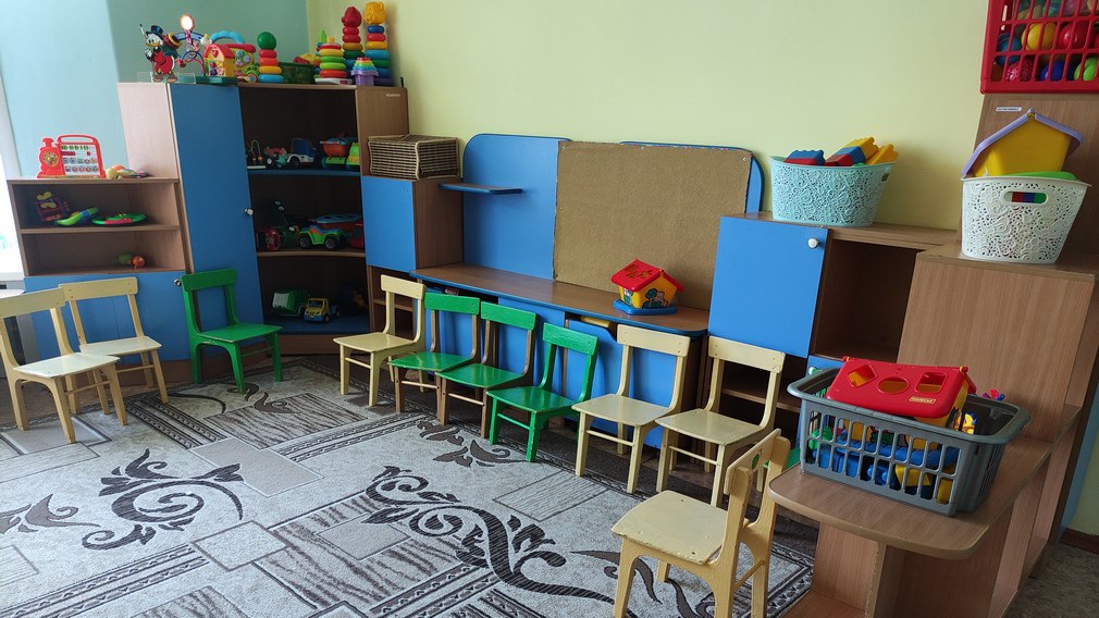 В Брянской области благодаря реализации национального проекта Семья создаются все условия для родителей с детьми Так по федеральному проекту Поддержка семьи который входит в нацпроекта Семья ведутся капитальные ремонты дошкольных образовательных учреждений Что немаловажно обновления провели в том числе на сельских территориях В этом году по федеральной программе полностью обновили два детских сада в Новозыбкове и в Жуковском районе а еще два детских сада в Стародубском районе и в Погаре отремонтировали за счет областного бюджета Реализация национального проекта Семья в Брянской области будет продолжаться по всем необходимым направлениям Фото РИА Стрела