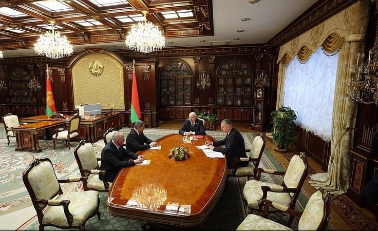 Новые министр финансов и посол Беларуси в России подробности кадровых назначений Новым министром финансов Беларуси назначен Владислав Викентьевич Татаринович его предшественник Юрий Михайлович Селиверстов стал послом Беларуси в России сообщает пресс служба Главы государства Владислав Викентьевич Татаринович работал на различных должностях в Минфине Беларуси с 2009 по 2024 год являлся заместителем Министра финансов Затем был назначен по президентской квоте в Совет Республики Национального собрания где возглавлял постоянную комиссию по экономике бюджету и финансам позднее был избран заместителем председателя верхней палаты Карьера Юрия Михайловича Селиверстова также связана с Минфином Беларуси где он прошел все ступеньки вплоть до министра с 2020 г Посол в России традиционно наделяется полномочиями вице премьера и координирует деятельность белорусских госорганов по сотрудничеству с российскими органами власти и регионами