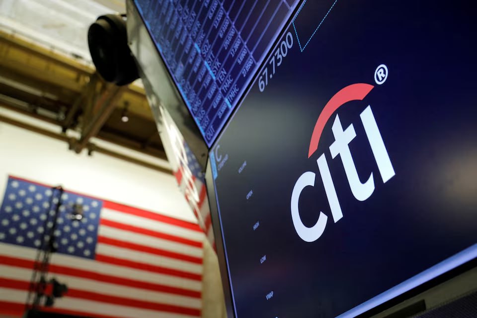 Власти США начали расследование в отношении Citigroup на предмет его связей с находящимся под санкциями российским миллиардером Сулейманом Керимовым, сообщает Reuters со ссылкой на издание Barron s.  Министерство юстиции США, Федеральное бюро расследований и Налоговая служба расследуют работу банка с Heritage Trust, базирующимся в штате Делавэр, который владеет активами, принадлежащими Керимову, говорится в отчете.  «Citi стремится вести все операции с наивысшим вниманием к соблюдению всех применимых законов и нормативных актов. В то же время мы активно завершаем почти весь наш институциональный банковский бизнес в России, за исключением операций, необходимых для выполнения оставшихся юридических и нормативных обязательств, в то время как мы продолжаем закрывать наш российский потребительский банковский бизнес», — сообщил представитель Citi агентству Reuters в заявлении, отправленном по электронной почте.  Часть расследования изучает процессы Citigroup по борьбе с отмыванием денег и проверку клиентов, говорится в отчете Barron s.  Сулейман Керимов попал под американские санкции в 2014 и 2018 годах. В 2022 году США приняли «меры принудительного характера», наложив ограничения на Heritage Trust на основании его аффилированности с российским олигархом.