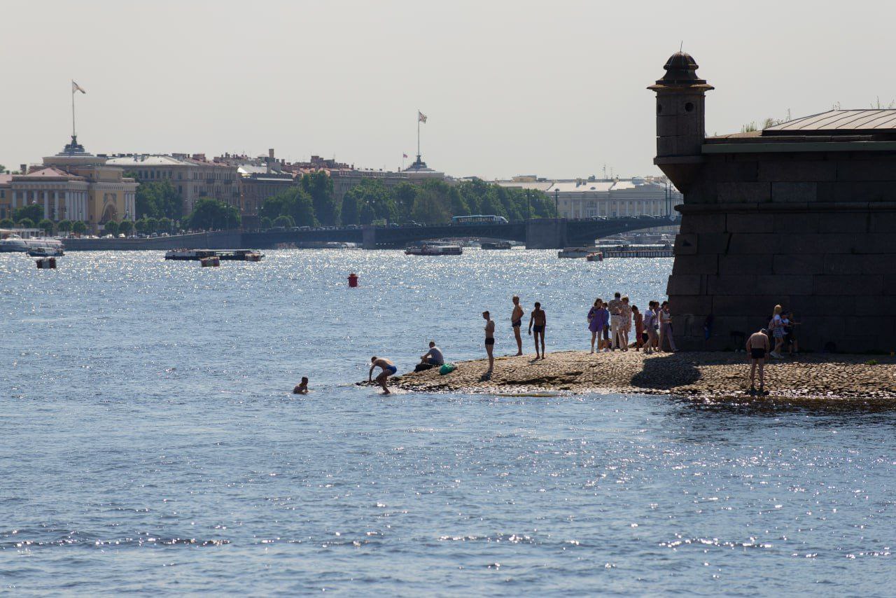 В Петербурге продолжительность солнечного сияния достигла 15,8 часа в сутки Отсутствие облаков в последние два дня позволило солнцу светить максимально долго, сообщил главный синоптик города Александр Колесов. Сегодня в город придут облака с севера, но это не спасёт от жары — температура снова достигнет +28 градусов. В остальном погода на ближайшие три дня останется без изменений. Ближайший дождь возможен только в воскресенье, но, как отметил синоптик, "будем думать, придёт или не придёт".