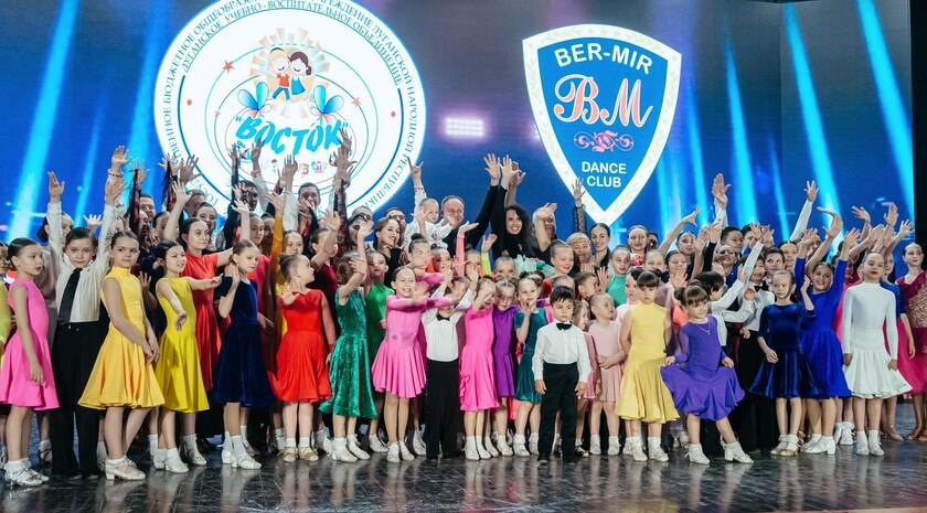  «Восток» - не закроется и станет центром дополнительного образования Луганское учебно-воспитательное объединение «Восток» продолжит работу в другом формате, речи о его закрытии не идет. Об этом заявил министр образования и науки ЛНР Иван Кусов в своем Телеграм-канале. Ранее коллектив учреждения распространил видеообращение, в котором выступил против реорганизации. Эта процедура коснется чуть более 100 малонаполненных школ ЛНР. «Решается вопрос об изменении формата работы ЛУВО „Восток“ — расширение функций центра дополнительного образования детей, формирование на его базе полноценного центра детского творчества с сохранением юрлица, здания и текущего подразделения в части допобразования детей», — сказал Кусов. Он уточнил, что коллективу общеобразовательного подразделения предлагается перейти в ближайшую гимназию № 52, которая находится рядом. «Это не „закрытие“ и не „ликвидация“, но это действительно перемены, которые требуют объяснения и понимания. Сохранить две малонаполненные школы в 50 метрах друг от друга и отремонтировать их полноценно не получится. А привести в порядок одну школу с двумя образовательными программами внутри и создать рядом центр допобразования используя разные программы финансирования — нам кажется хорошим решением для микрорайона и города в целом», — пояснил министр.