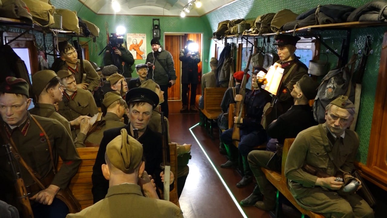 Передвижной выставочный комплекс Поезд Победы приедет в Псковскую область в конце января Об этом сообщает Центр молодежи и общественных инициатив Передвижной музей посетит Псков с 22 по 24 января Дно 25 января и Великие Луки 1 февраля Псковских волонтеров приглашают принять участие в организации Им предстоит помогать посетителям пользоваться аудиогидами и виртуальными очками сопровождать организованные группы по вагонам выдавать и переносить наушники регистрировать гостей на входе Добавим Поезд Победы это первая в мире иммерсивная инсталляция размещённая в движущемся составе Каждый вагон представляет собой отдельную главу истории войны от предвоенных лет до Победы