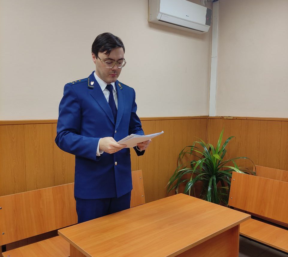 Прокуратура Гагаринского административного района г Саратов поддержала государственное обвинение по уголовному делу в отношении 40 летнего местного жителя        Он признан виновным по ч 1 ст 264 1 УК РФ управление автомобилем лицом находящимся в состоянии опьянения подвергнутым административному наказанию за управление транспортным средством в состоянии опьянения Установлено что 10 октября 2025 года мужчина будучи привлеченным к административной ответственности по ч 3 ст 12 8 КоАП РФ выпив алкоголь сел за руль автомобиля ВАЗ 21099 В пути следования в д Буркин Буерак водитель был остановлен сотрудниками ГИБДД и отстранен от управления В ходе освидетельствования у подсудимого установлено состояние алкогольного опьянения 0 66 мг л  С учетом позиции государственного обвинителя суд назначил виновному наказание в виде 1 года лишения свободы условно с испытательным сроком 1 год с лишением права заниматься деятельностью связанной с управлением транспортными средствами сроком на 2 года  Автомобиль конфискован в доход государства