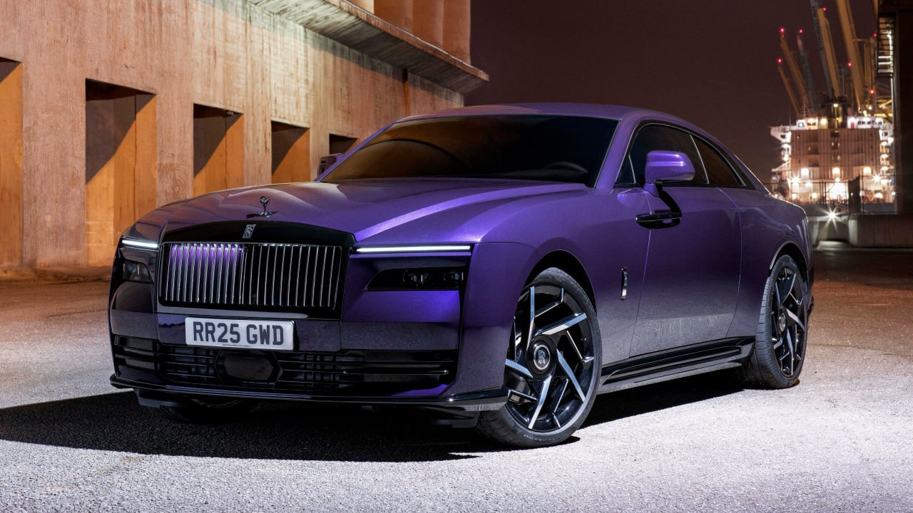 Rolls-Royce представил свой самый мощный авто — электрический Black Badge Spectre.  У него 659-сильный мотор, запас хода 530 км и разгон до «сотни» за 4.1 сек, а также эксклюзивный цвет Vapour Violen, который еще ни разу не использовался.  Стоит от 45 млн рублей  $490 000 .