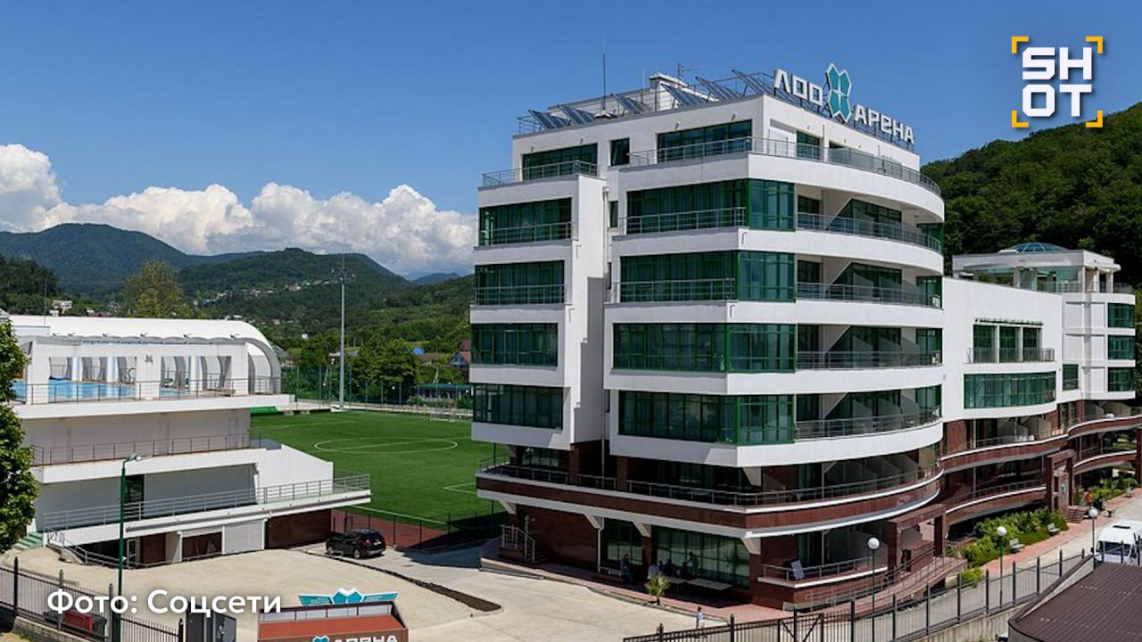 Массовое отравление детей спортсменов в отеле в Сочи Предварительно пострадать могло около 100 человек По информации SHOT отравление зафиксировано в отеле при спортивном комплексе Лоо арена Плохо детям стало после вчерашнего обеда Постояльцы и их родители уверяют что на обед они ели разные блюда среди которых куриный суп гречка и многое другое Через несколько часов дети начали страдать от того что у них поднялась температура выше 39 градусов началась рвота и диарея Сейчас в Лоо арене находятся представители разных видов спорта среди которых регби футбол и гимнастика Все они приехали из разных городов на сборы Точное число отравившихся уточняется Как рассказала нам сопровождающая одной из групп только среди её подопечных пострадало около 40 человек По некоторым данным всего отравиться могло около 100 человек Родители уверяют что скорая дежурила возле отеля всю ночь детям ставили уколы Сейчас прокуратура проводит проверку Подписывайся на SHOT в MAX max ru shot