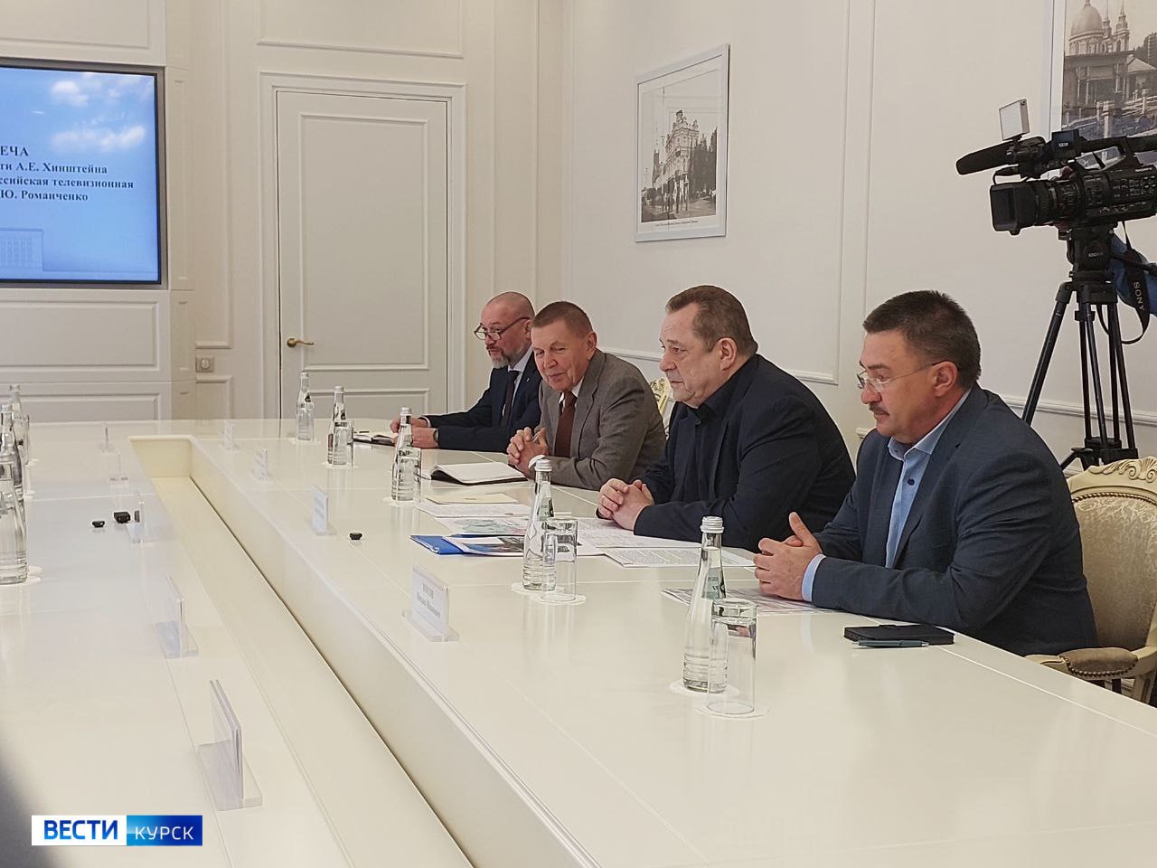 1 2 3 В Доме Советов обсудили восстановление вещания в приграничье Прошла встреча врио губернатора Александра Хинштейна и генерального директора ФГУП «Российская телевизионная и радиовещательная сеть» Андрея Романченко. РТРС осуществляет наземную трансляцию общероссийских телеканалов. Филиал РТРС в регионе небольшой. Обслуживают его 60 человек. На территории области у компании 18 объектов, из которых работают 14. Четыре — нерабочие, находятся в приграничье. Два из них пострадали сильно: один находится в Глушковском районе, а второй в Суджанском. — Они выключены, частично разрушены. Но возможности, оборудование у нас есть для быстрого развёртывания. Поэтому в первый этап, когда население начнёт возвращаться на территории приграничных районов, мы развернём вещание. И до этих событий мы вели строительство шести объектов. Два мы успели построить, а четыре заморожены — отметил Михаил Косов, исполнительный директор курского филиала РТРС. 1 2 3 4 5 На двух новых объектах пока отсутствует радиовещание. Этот вопрос планируют проработать с ВГТРК. «Вести.Курск». Только проверенная информация.