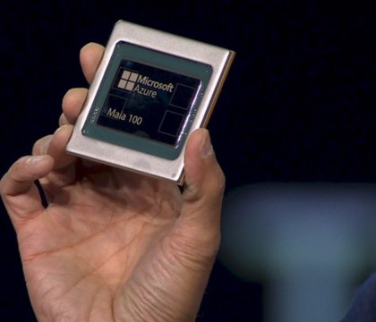 Microsoft ускорит разработку собственных ускорителей ИИ чтобы снизить зависимость от NVIDIA NVIDIA стала не просто крупнейшим игроком на рынке ускорителей искусственного интеллекта а настоящим стандартом индустрии благодаря развитому стеку технологий Однако не все компании устраивает монополистический характер рынка Так Microsoft заявила что хочет использовать больше собственных чипов ИИ