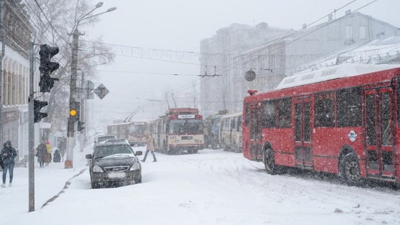 Водителей просят быть внимательнее за рулем  Сегодня в Кировской области ожидается снегопад. Чтобы не попасть в неприятную ситуацию в Госавтоинспекции просят водителей соблюдать оптимальную скорость движения, держать безопасную дистанцию и боковой интервал.   Подписаться