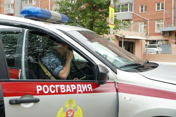 Росгвардейцы выезжали по сигналу тревожной кнопки, сработавшей в гриль-баре на улице Терешковой в Улан-Удэ. Они задержали там парочку дебоширов. Выяснилось, что мужчина и женщина, заказав спиртное и закуску, позже отказались оплачивать счёт. «Причём посетительница вела себя агрессивно – в ходе конфликта с персоналом заведения она сломала декоративную стойку и плафон от лампы и несколько раз ударила девушку-менеджера», - рассказали в Росгвардии