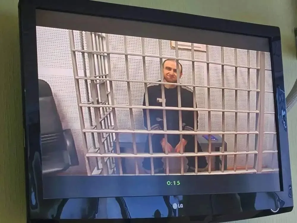 Бывший сенатор Арашуков судится с колонией Чёрный дельфин из за невыдачи продуктов Про Кримирал Рауф Арашуков бывший сенатор от Карачаево Черкесии отбывающий пожизненное наказание в ФКУ ИК 6 УФСИН России по Оренбургской области известной как Чёрный дельфин подал административный иск к исправительному учреждению Арашуков требует 100 000 рублей компенсации за то что в марте этого года ему не выдали запрошенные продукты Также он просит вернуть 3 000 рублей госпошлины сообщат издание ТАСС Кроме этого он требует признать действия колонии незаконными и выдать ему нужные продукты Заседание пройдёт 23 апреля в Соль Илецком районном суде Отметим что это уже не первый раз когда Арашуков жалуется на еду в тюрьме Раньше он говорил что ему не давали холодную закуску на обед и яйца но тогда суд отклонил его иск Напомним в 2022 году Арашуукова вместе с отцом приговорили к пожизненному заключению за создание преступной группы организацию убийств и хищение газа у Газпрома Позже он пытался подкупить сотрудника колонии чтобы улучшить условия содержания и получил ещё 10 лет и штраф Сайт Telegram VK Max 16 oren4oren