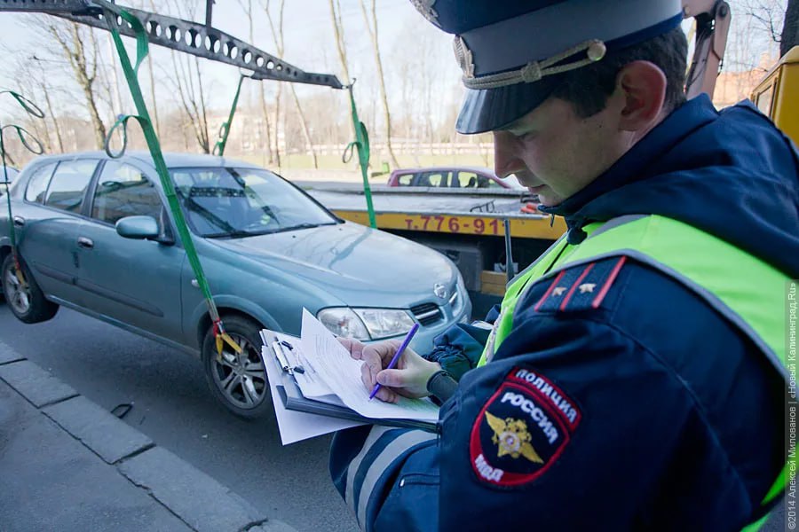 Массовая эвакуация авто пройдет в Новороссийске 18 февраля  В целях исполнения решения совещания при Заместителе Главы муниципального образования город-герой Новороссийск «По рассмотрению проблемных вопросов по разгрузке улично-дорожной сети на территории муниципального образования город –герой Новороссийск», сотрудниками Госавтоинспекции , совместно с представителями Управления транспорта и дорожного хозяйства города с 18 февраля 2025 года будет организована эвакуация легковых транспортных средств по ул. Портовая, припаркованных в нарушение предписаний дорожных знаков. Также, напоминаем о необходимости соблюдения требований Правил дорожного движения , при остановке, стоянке и проезде железнодорожного переезда.  ‼ Уважаемые водители! Во избежании эвакуации транспортных средств, напоминаем о необходимости соблюдения правил остановки и стоянки транспортных средств и строгом соблюдении Правил дорожного движения