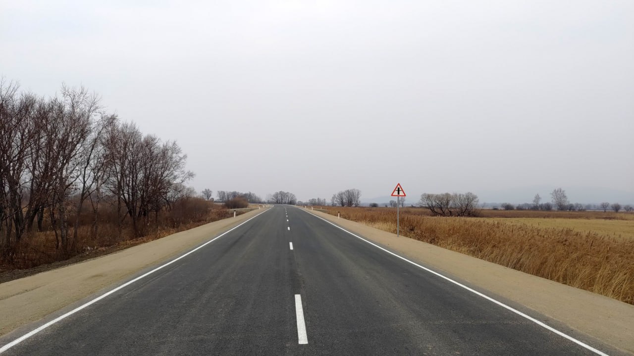 Прямая линия Марии Костюк Финансирование дорожной отрасли в ЕАО выросло до 3 5 млрд рублей в 2025 году Объемы вложений в ремонт и строительство дорог в ЕАО в 2025 году выросло почти в три раза и составили рекордные для региона 3 5 млн рублей Росту способствовало дополнительное федеральное финансирование сообщила в ходе прямой линии с жителями губернатор ЕАО Мария Костюк Рост финансирования отрасли сказался на объемах выполненных работ Среди сданных объектов главные магистрали Биробиджана проспект 60 летия СССР ул Ленинградская Советская ведется ремонт на улице Индустриальной Выполняется ремонт улиц в селах Ленинское и Найфельд а также сельских дорог Казанка Бирофельд от Русской Поляны до Желтого Яра и Найфельда Ленинское Дежнево Биджан Мария Костюк отметила активное строительство мостовых сооружений в регионе В ближайшее время планируется ввести в эксплуатацию новый мост через реку Мокрый Лог в Октябрьском районе Продолжается реконструкция моста через Хинган в Облучье для которого уже заказаны новые балки На 2026 год запланирован капитальный ремонт сразу трех мостов через реки Ульдура и Ушумун на трассе Биробиджан Ленинское а также моста на дороге Биробиджан Головино Это одно из ключевых направлений в развитии дорожной сети Не будет мостов не будет нормальной связи между населенными пунктами не будет развития территории подчеркнула губернатор ЕАО В ходе прямой линии губернатор ответила на вопросы жителей связанные с содержанием дорог местного значения Глава региона обратила внимание глав муниципальных образований на необходимость личного контроля за состоянием дорог местного значения и поручила заместителю председателя правительства автономии Валерию Самкову оказать содействие муниципалитетам во включении объектов в соответствующие программы Прямая линия губернатора Еврейской автономной области Марии Костюк прошла 6 ноября За 10 дней на платформу обратной связи Госуслуг и по телефонам поступило около 500 обращений В прямом эфире губернатор ответила на 26 наиболее актуальных вопросов по остальным заявителям получат ответы от профильных ведомств в установленном порядке