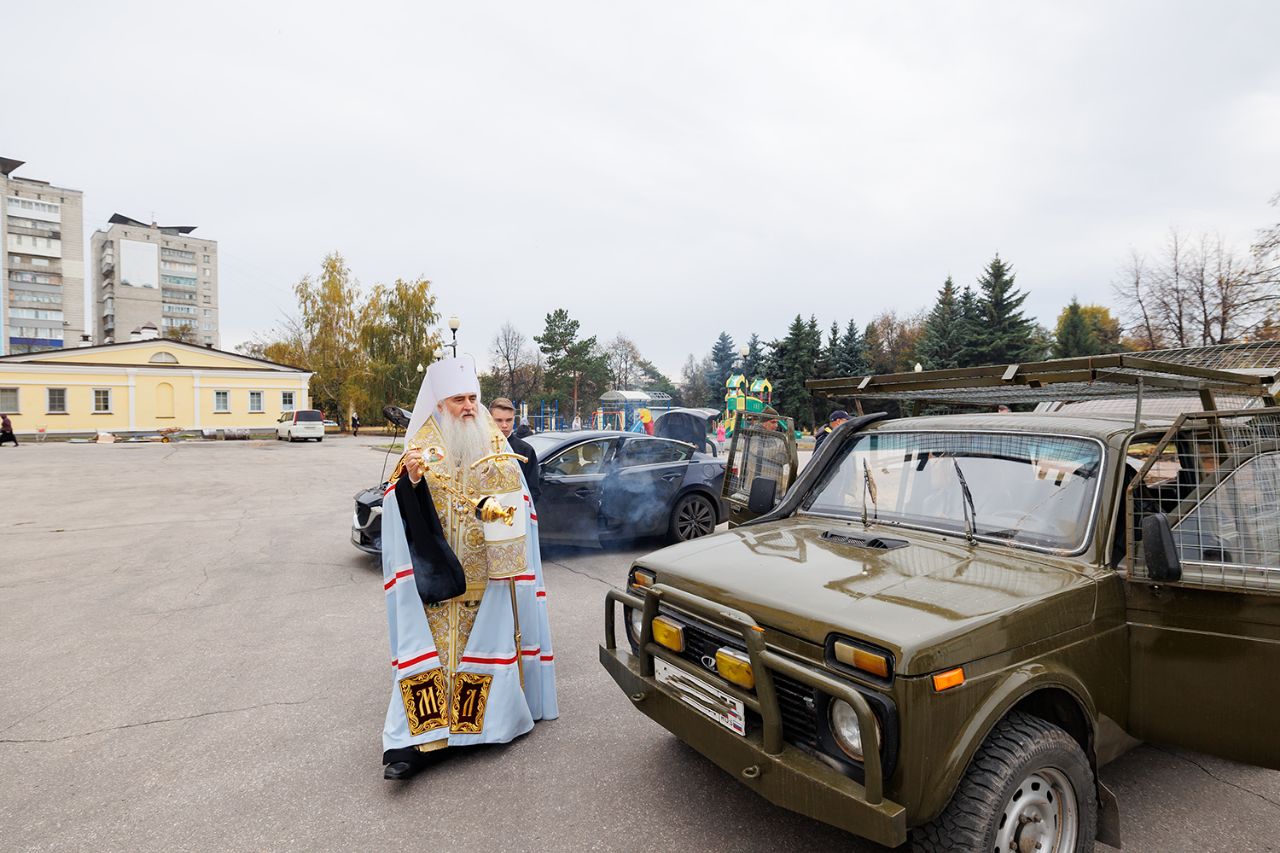 Митрополит Лонгин освятил автомобили, которые передадут в зону СВО для перевозки гуманитарных грузов и вывоза раненых  Прислать новость: