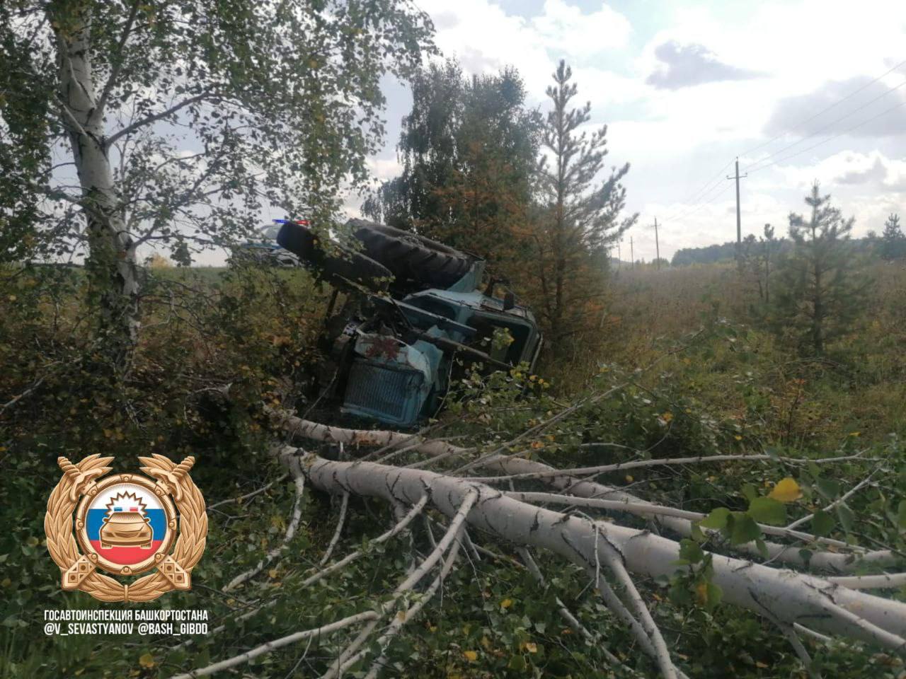 В Абзелиловском районе перевернулся  пьяный тракторист: погибла пассажирка   По предварительным данным, сегодня в четвёртом часу дня на 10 км автодороги Аскарово-Кужаново-Таштимерово 41-летний житель Баймакского района, в состоянии алкогольного опьянения, управляя трактором МТЗ-80, не справился с управлением и допустил съезд в кювет с последующим опрокидыванием.  В результате ДТП пассажирка трактора скончалась до приезда скорой медицинской помощи. Сам водитель не пострадал.  По факту ДТП проводится проверка.