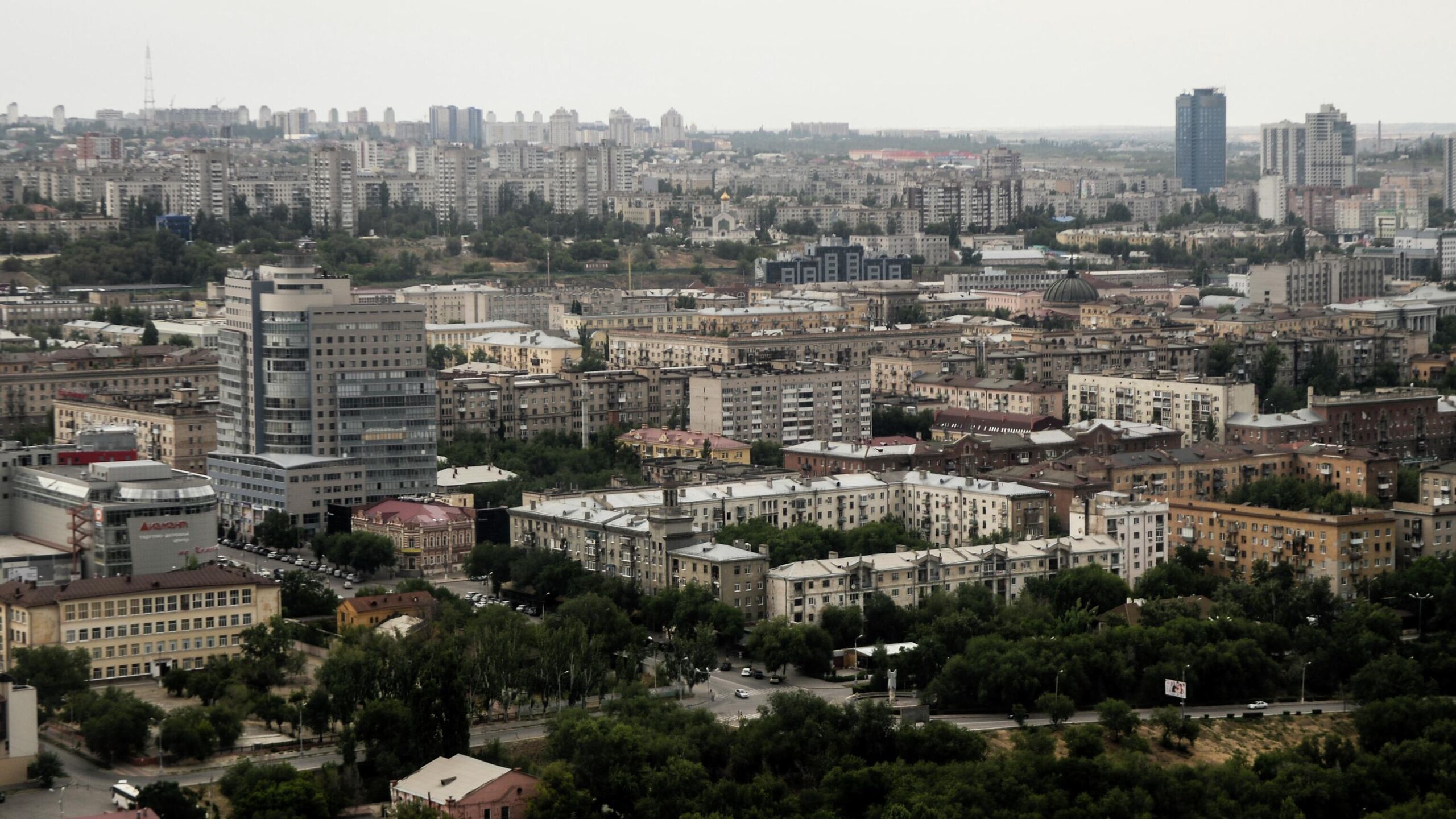 Пункт временного размещения ПВР организован в школе Волгограда для жителей двух домов поврежденных при отражении атаки БПЛА сообщает мэрия города На время работы оперативных служб для жителей МКД открыт пункт временного размещения на территории школы 3 Муниципальным автотранспортным предприятием поданы автобусы для перевозки жильцов к ПВР Для них в пункте временного размещения организованы спальные места и горячее питание сообщила мэрия в своем Telegram канале Ранее губернатор области Андрей Бочаров сообщал что обломки БПЛА упали в районе двух домов в Трактрозаводском районе Волгограде предварительно пострадавших нет На место ЧП были направлены пожарные и медики