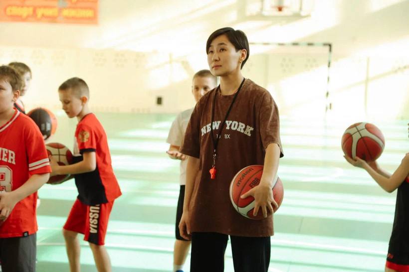 Баскетболистка из Тывы и тренер из Дагестана пополнили число амурских земских тренеров Из Дагестана в Мазановскую спортивную школу приехал тренер преподаватель по единоборствам Магомед Магомедов В Прогрессе тренировки по футболу начал опытный амурский тренер Виктор Гришков Из Тывы в Циолковский переехала баскетболистка Алдынай Лопсан Она узнала о пилотном проекте из интернета и решила выбрать Приамурье чтобы быть поближе к сестре Та сейчас учится в медакадемии и планирует остаться работать в регионе Список вакансий на этот год для будущих земских тренеров минспорта Приамурья сформирует в ближайшее время  В этом году на единовременную выплату им в регионе выделили 16 миллионов рублей по два миллиона на каждого специалиста  Поддержку оказывают и сами муниципалитеты это и подъемные и определенные льготы  Кроме того сейчас программа предусматривает обеспечение жильем или денежную компенсацию за его аренду ampravda