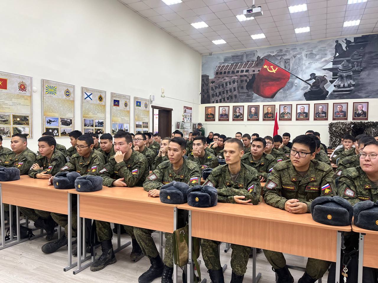 ПрямоСейчас В Военном учебном центре СВФУ проходит встреча со знаменитым Героем России Александром Колесовым Студенты увлеченно беседуют с ним обсуждают интересные истории задают важные вопросы и получают мудрые ответы Мужчинам важно поддерживать себя в форме В десять лет отец привел меня в спортзал Я спортивный человек и это не раз выручало меня Не только на войне но и в обычной жизни посоветовал студентам Герой России Александр Колесов Александр Колесов первый Герой России среди якутян Он также народный депутат Ил Тумэн и генеральный директор АНО Учебно стрелковый центр Сулус Звезда svfunews