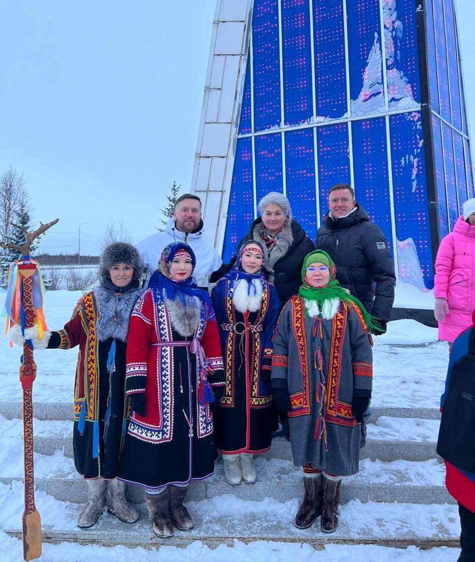 Сто представителей 24 народов российской Арктики и Дальнего Востока собрались на форуме    В Салехарде стартовал десятый, юбилейный форум «Российский Север».     Представители 24 народов российской Арктики и Дальнего Востока из 30 субъектов прибыли для участия. Команда Ассамблеи народов России также примкнет к работе форума.    Делегацию возглавила Ирина Бабакова, заместитель Генерального директора Ассамблеи народов России по проектной деятельности.     В этом году конкурс среди кандидатов для участия в форуме составил 10 человек на место. Всего было подано свыше 780 заявок со всей России.    В течение четырех дней участников форума ждет образовательная программа по 5 смысловым трекам:    «Россевер. Сообщество»,  «Россевер. Имидж»,  «Россевер. Контент»,  «Россевер. Родные языки»,   «Россевер. Туризм».   Каждый день форумчан будет начинаться этнозарядкой.      Также участники посетят аутентичное оленеводческое стойбище, где поучаствуют в этнобиатлоне, покатаются на снегоходах и оленьих упряжках и попробуют блюда национальной кухни.