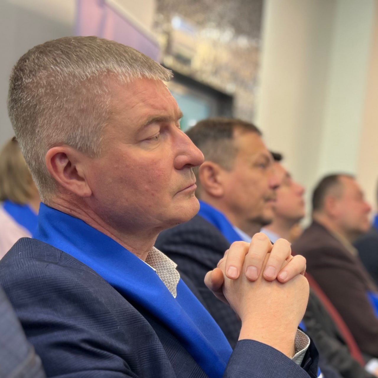 В Чепецке завершили юридическое оформление транзита власти Игорь Гагаринов после нескольких недель работы в статусе заместителя официально назначен руководителем администрации города Решение фактически принятое ещё летом окончательно утвердили на внеочередном заседании городской Думы накануне С этим назначением обретает логику и возвращение Игоря Александровича в Чепецк после двух с половиной лет работы в непростых условиях Запорожской области Там он занимался нормализацией управления в Весёловском районе Полученный управленческий опыт для Кирово Чепецка можно считать уникальным В начале декабря Игорь Гагаринов возглавил Кирово Чепецкое отделение партии Единая Россия Обычно пост секретаря местного отделения партии власти прилагается к креслу главы города а не администрации Однако в Чепецке запущена реформа системы местного самоуправления в которой ключевая роль отводится именно главе администрации Фактически до следующего сентября Игорю Гагаринову и Сергею Завьялову предстоит в тестовом режиме обкатать эту новую модель и привыкнуть к ней Реальная концентрация полномочий будет у первого тогда как второй сосредоточится на представительских функциях мероприятия и праздники и руководящей работе во время заседаний городской думы Контракт с Игорем Гагариновым заключён до осени Дальнейшая траектория его карьеры будет зависеть от результатов работы и политических раскладов Не исключено что в перспективе депутатский мандат может оказаться привлекательнее поста в исполнительной власти