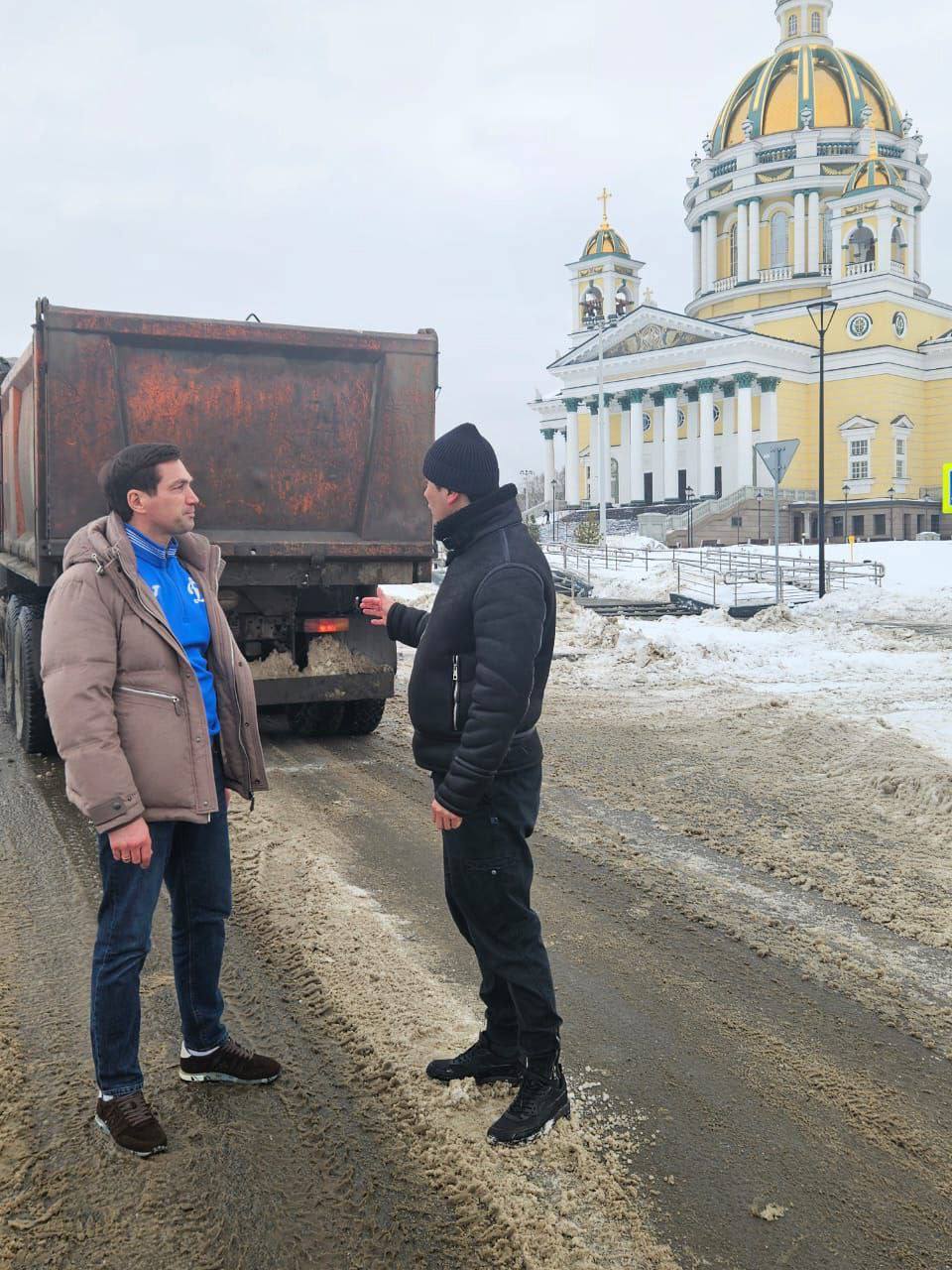 Мэр Челябинска проверил, как идет подготовка города к празднику Рождества Христова  В храмах всех районов Челябинска 7 января торжественно отметят Рождество Христово. Сегодня, 4 января, глава города Алексей Лошкин лично проверил, как идет подготовка столицы Южного Урала к грядущему празднику.  «Днем и ночью челябинцы и гости города будут идти на Рождественские службы. В темное время суток передвигаться опаснее, поэтому поручил главам районов максимально обеспечить безопасное движение по дорогам и тротуарам. Следить за этим нужно круглосуточно, проводить противогололедную обработку, вовремя сметать рыхлый снег», – написал в своем телеграм-канале Алексей Лошкин.    Глава Челябинска проверил, как идет эта работа возле храмов и кафедрального собора Рождества Христова. Он обратил внимание на порядок и доступность парковок.    Напомним, главная праздничная служба пройдет в соборе Рождества Христова в ночь с 6 на 7 января. В полночь Литургию возглавит митрополит Челябинский и Миасский Алексий.