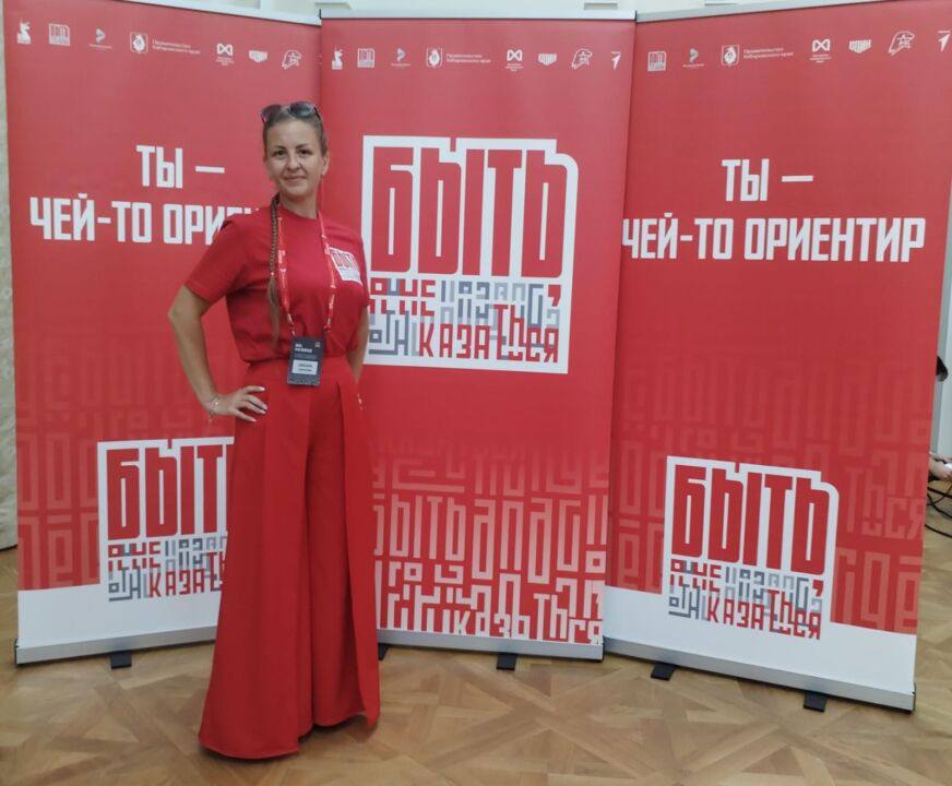 патриотическоевоспитание времявозможностей Не кричать о патриотизме а действовать история финалистки конкурса Время возможностей Оксаны Горбуновой На кадровом конкурсе Время возможностей она представила проект о создании единого волонтёрского штаба Наследники Победы Его цель объединить школьников педагогов и неравнодушных жителей района для сохранения памяти о героях ухода за памятниками и мемориалами проведения уроков живой истории с участием ветеранов Великой Отечественной войны воинов интернационалистов участников специальной военной операции В числе предложений создание виртуального музея боевой славы где каждая семья сможет увековечить историю своего героя Идея вызвала широкий интерес а сама Оксана Горбунова стала финалистом конкурса объединившего самых активных и инициативных жителей района Подробнее на сайте ЛВ gazetalenskiyvestnik ulusmedia