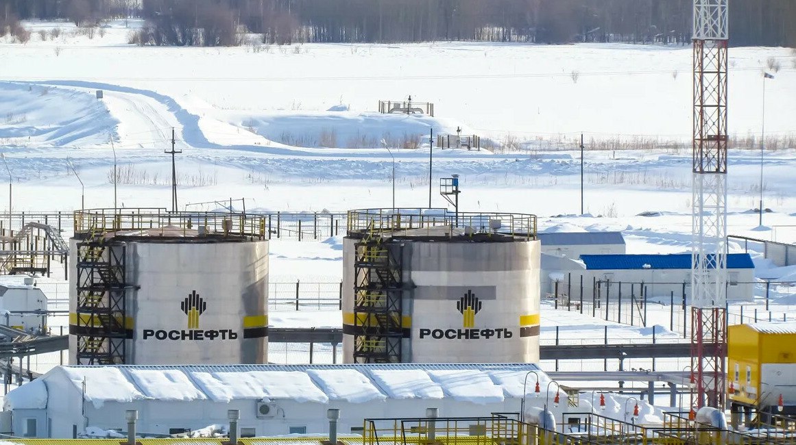 Financial Times вскрыла схему экспорта Роснефти на 90 млрд Ошибка в IT безопасности помогла Financial Times раскрыть схему экспорта российской нефти на 90 млрд через 442 подставные компании передает ArbatMedia   Прислать новость
