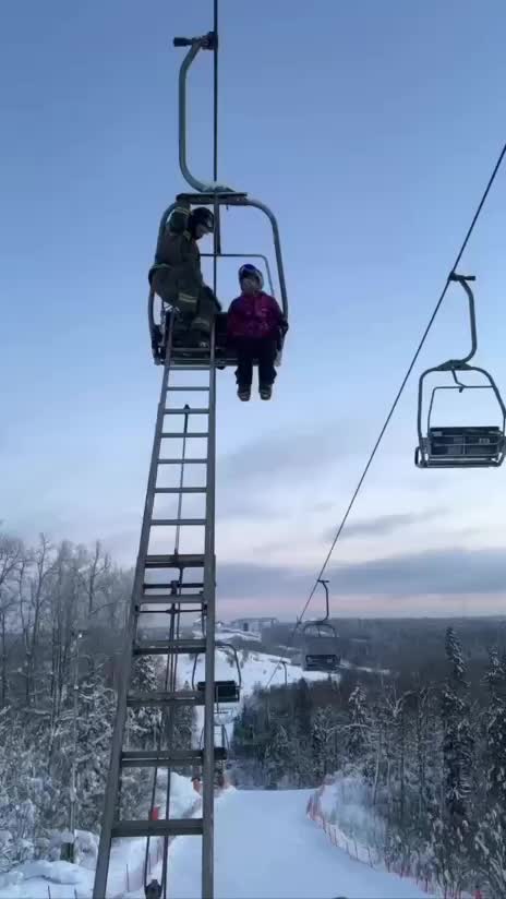 Эвакуация 50 человек с канатной дороги в Дмитровском округе завершена