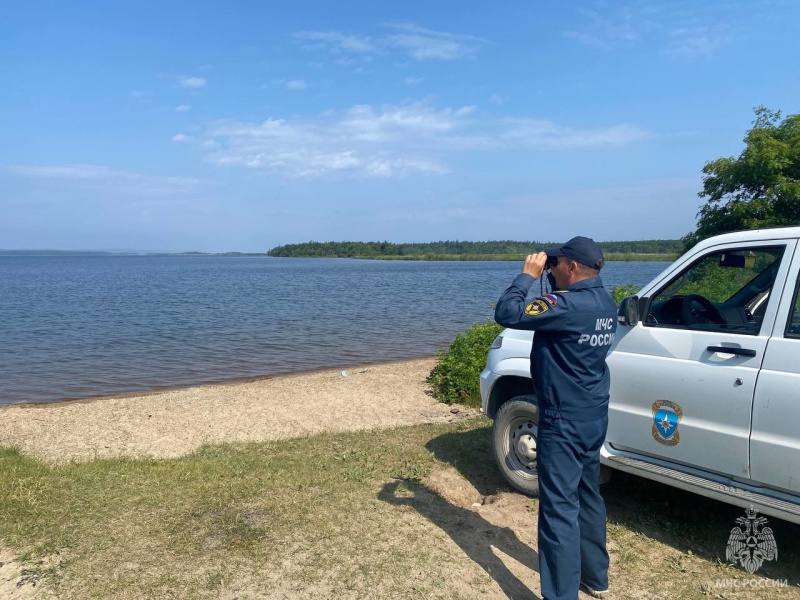 Безопасность на воде - на особом контроле Сотрудники Государственной инспекции по маломерным судам провели профилактический рейд на побережье залива Мордвинова. В ходе мероприятия специалисты: проверили соблюдение правил безопасности на воде; осмотрели места массового отдыха; провели беседы с отдыхающими; выдали информационные памятки. МЧС России напоминает: купайся только в специально отведённых местах; не заплывай за буйки; не оставляй детей без присмотра у воды; используй спасательные жилеты при катании на плавсредствах; В случае опасности звони 112.