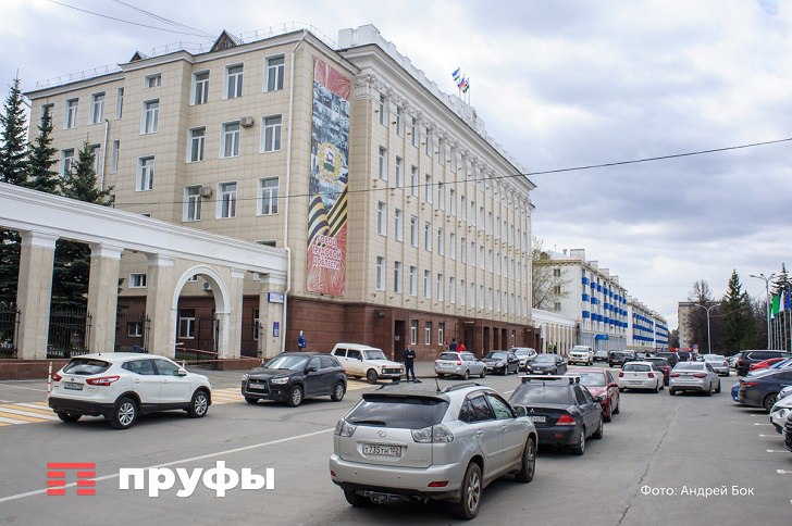 Мэрия Уфы сообщает о временных ограничениях для автомобилистов Так, 17 мая с 7:00 до 15:00 будет закрыт участок Набережной протяженностью около 400 метров под памятником Салавату Юлаеву в связи с проведением «Хвостатого забега». В тот же день с 15:00 до 23:00 перекроют улицу Мустая Карима от Чернышевского до Коммунистической в связи с открытием мотосезона. А вот с 19 мая по 10 июня будет закрыта улица Пушкина от Цюрупы до Ленина. Здесь начнут подготовку к проведению международной книжной ярмарки «Китап-Байрам» и всероссийского фестиваля игрушек «Айда играть». Обратная связь Подписаться