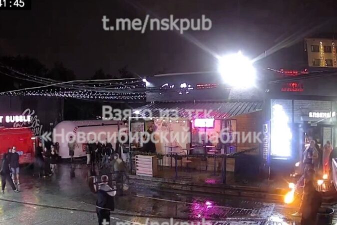 Владельцам заведений на улице Ленина в Новосибирске запретили включать музыку после 22 00 Жители близлежащих домов жаловались на нарушение тишины после 22 00 Владельцам заведений общепита в гастродворике на улице Ленина запретили включать музыку а также продавать алкоголь крепче 16 градусов после 22 00 Об этом сообщили в департаменте инвестиций потребительского рынка инноваций и предпринимательства мэрии Новосибирска Такое решение приняли после жалоб местных жителей на то что по вечерам им мешает громкая музыка а посетители в пьяном виде нарушают общественный порядок Сотрудники МВД проводят регулярное патрулирование территории и разъяснительные беседы добавили в мэрии