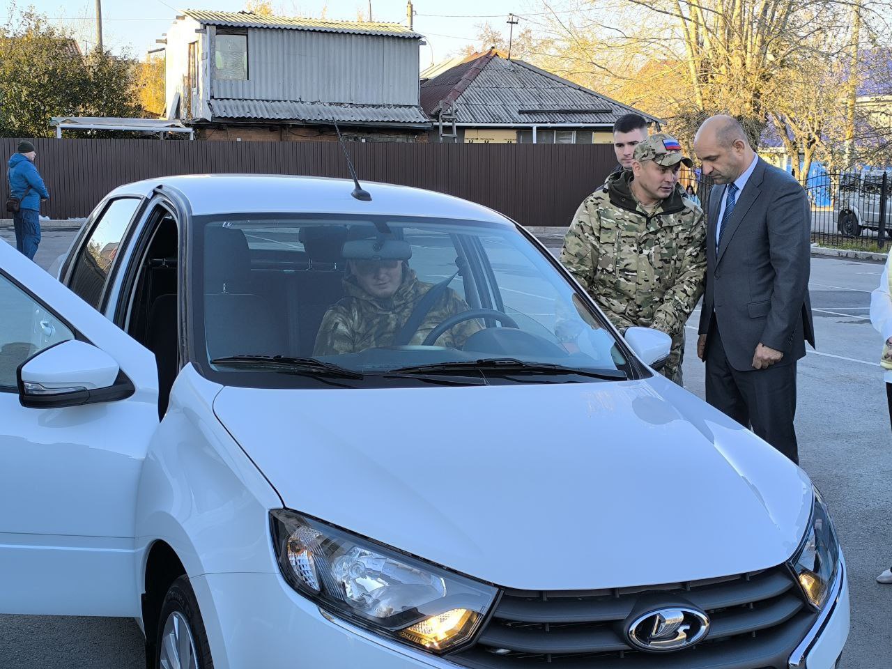 Ключи от автомобиля с ручным управлением вручил ветерану СВО Максиму Симонову полномочный представитель президента России в УФО Артем Жога  Военнослужащий после ранения перенес парную ампутацию и сейчас адаптируется к новым условиям. Такая приспособленная машина поможет ему вернуться к привычному темпу жизни.