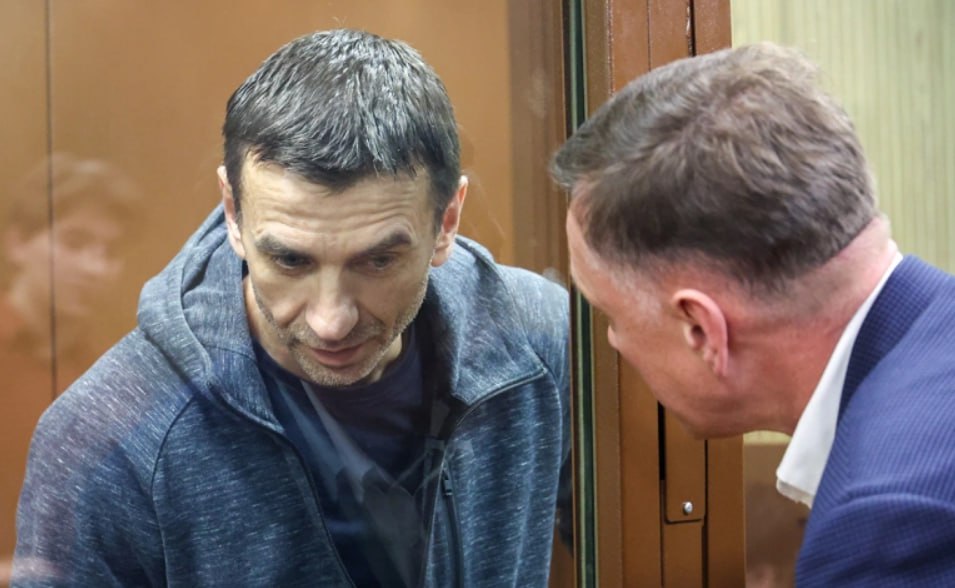 Второй кассационный суд общей юрисдикции разрешил экс министру по вопросам Открытого правительства Михаилу Абызову занимать руководящие должности на госслужбе после выхода из колонии передает корреспондент РБК При этом суд оставил в силе приговор к 12 годам лишения свободы Ранее этот приговор подтвердили Преображенский районный суд Москвы и Мосгорсуд В марте 2019 года ФСБ задержала Абызова в Москве Его подозревают в хищении 4 млрд руб в 2011 2014 годах у Сибирской энергетической компании Сибэко и компании Региональные электрические сети РЭС В конце 2023 года экс министр был признан виновным по нескольким статьям УК по ч 1 ст 210 создание преступного сообщества ч 4 ст 159 мошенничество ч 4 ст 174 1 легализация незаконно полученных денежных средств ст 289 незаконное участие в предпринимательской деятельности и ч 4 ст 204 коммерческий подкуп УК Он был осужден на 12 лет колонии строгого режима и оштрафован на 80 млн руб Другие фигуранты дела и лены преступного сообщества Абызова получили от пяти до 12 лет колонии Фото Алексей Белкин NEWS ru Global Look Press РБК в Telegram и MAX