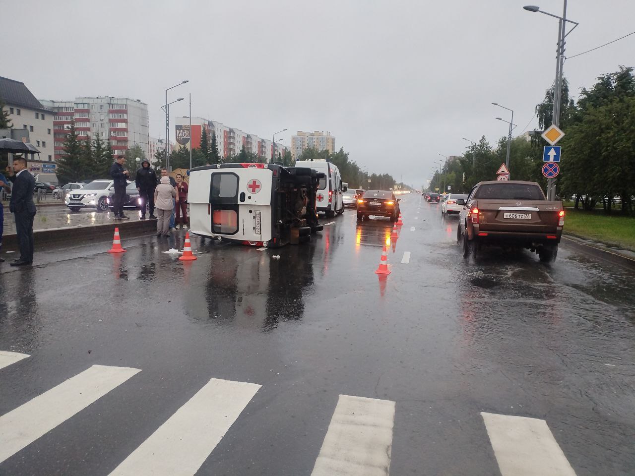 Автомобиль "скорой помощи" "Луидор" и "Лада Гранта" столкнулись вчера вечером в Тобольске, на пересечении Комсомольского проспекта и проспекта Менделеева. От удара "Луидор" опрокинулся на бок. Предварительно, автомобиль "скорой помощи" ехал с включенной звуковой и световой сигнализацией. 18-летняя водитель "Лады Гранта" не имеет права управления транспортом. В ДТП ранения получили 4 человека: 18-летняя пассажирка "Лады", она госпитализирована в больницу, а также трое пассажиров "Луидора", две девушки 24-х и 29-ти лет и 32-летний мужчина, им оказана медицинская помощь.. Обстоятельства ДТП выясняются.