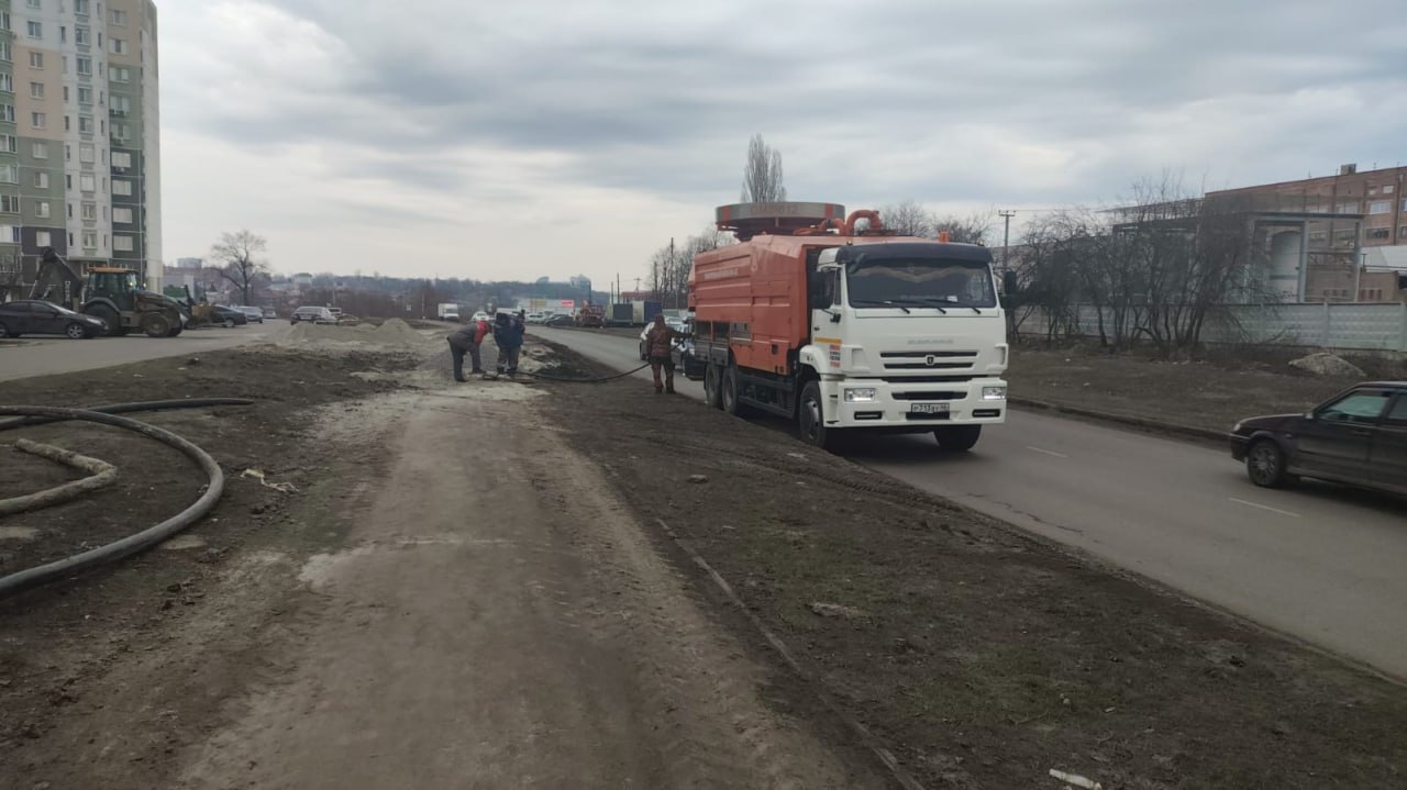 На проспекте Клыкова специалисты «Курскводоканала» ликвидировали засор в канализационной сети.  Была проведена прочистка трубы диаметром 500 мм, что позволило устранить излив канализации.  Помощь предприятию «КВК», которому принадлежит сеть, оказал «Курскводоканал» на возмездной основе. К сожалению, собственник не предпринимает действий для решения проблемы.