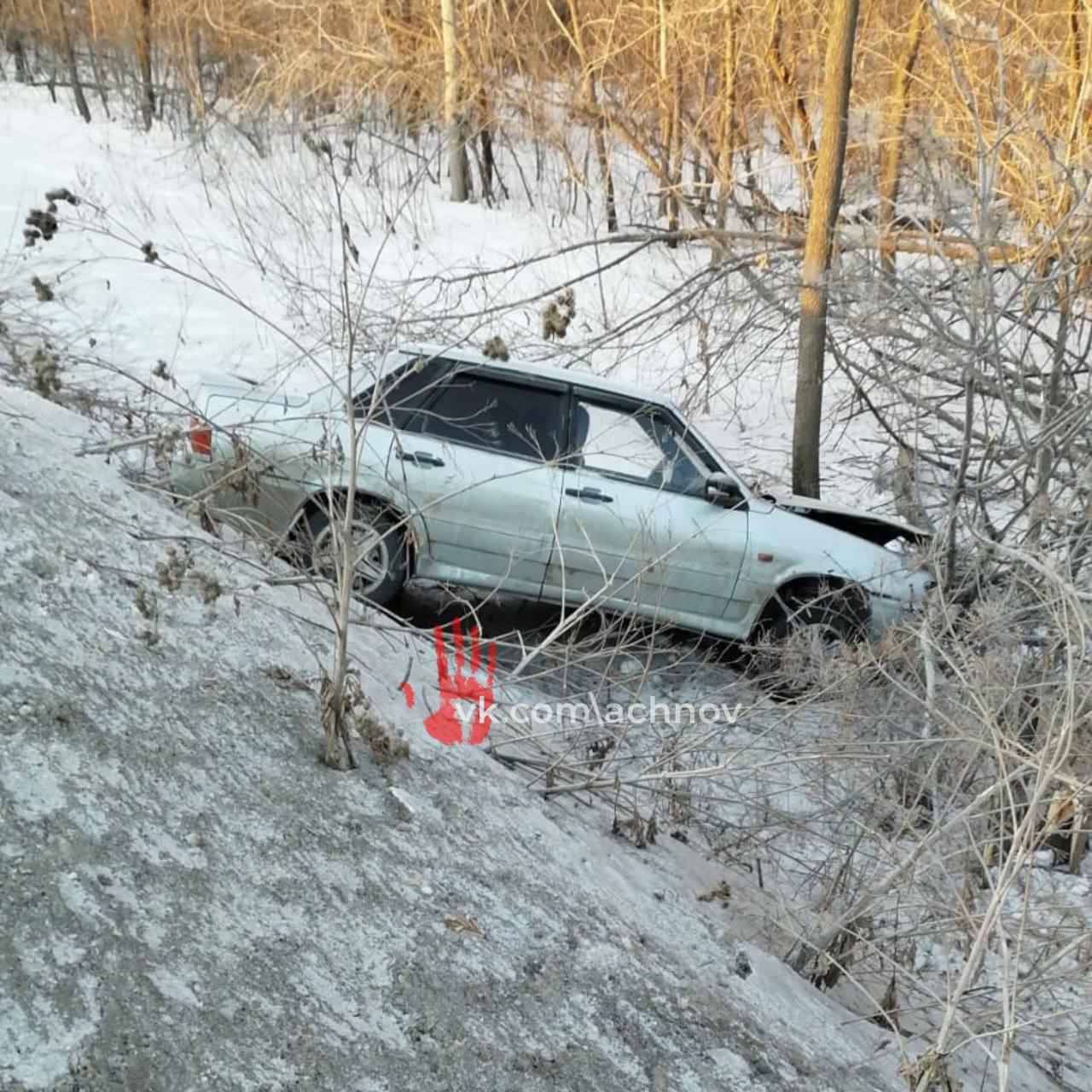 Водитель ВАЗ вылетел в кювет, спасаясь от внедорожника на встречке.  На трассе в Ленинском районе произошло ДТП. Водитель темного внедорожника выехал на встречную полосу, из-за чего водитель ВАЗ 2115, избегая столкновения, съехал в кювет.     Идет поиск очевидцев для установления обстоятельств аварии.